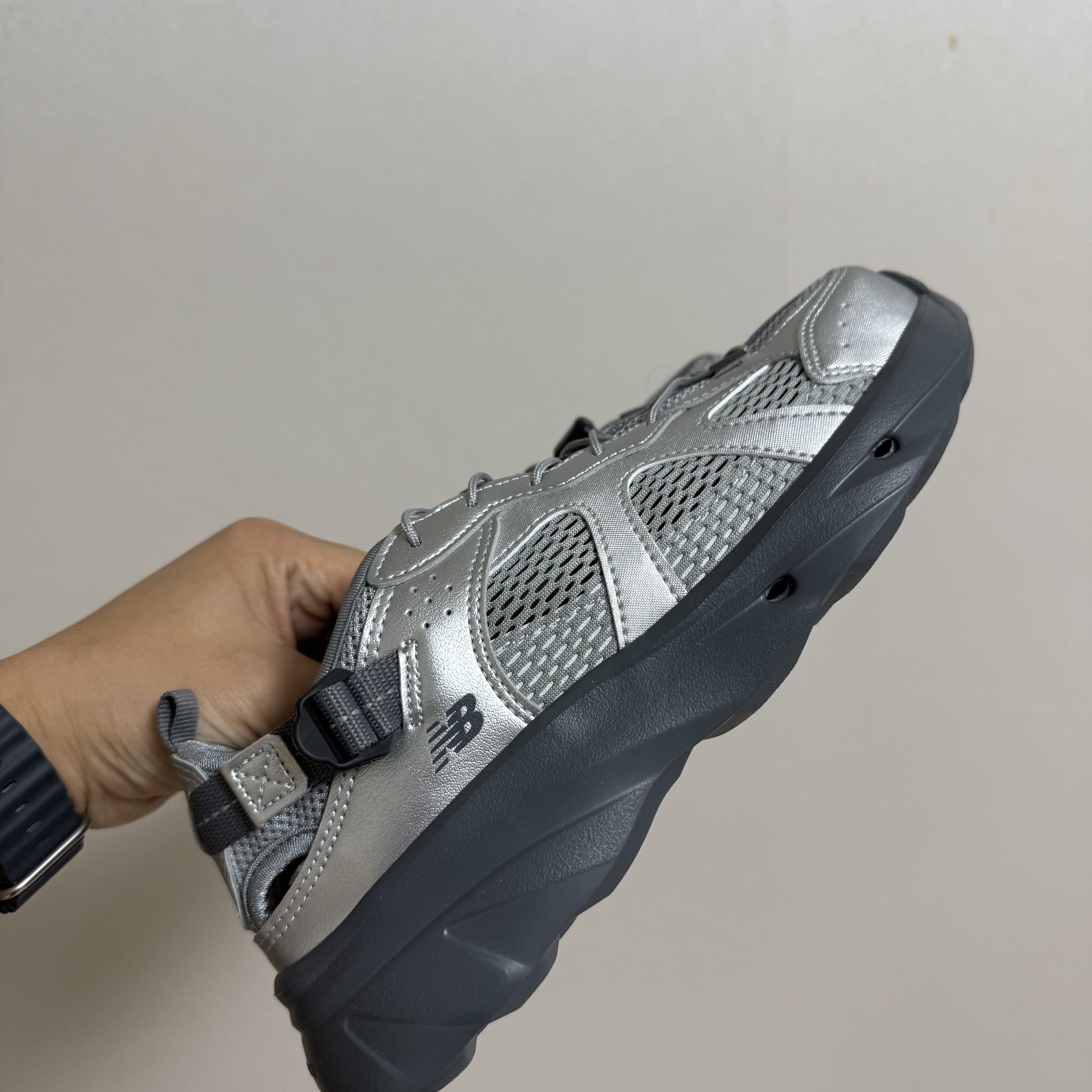New Balance Kave Sandal Silver Gray 착용 스타일 - 6