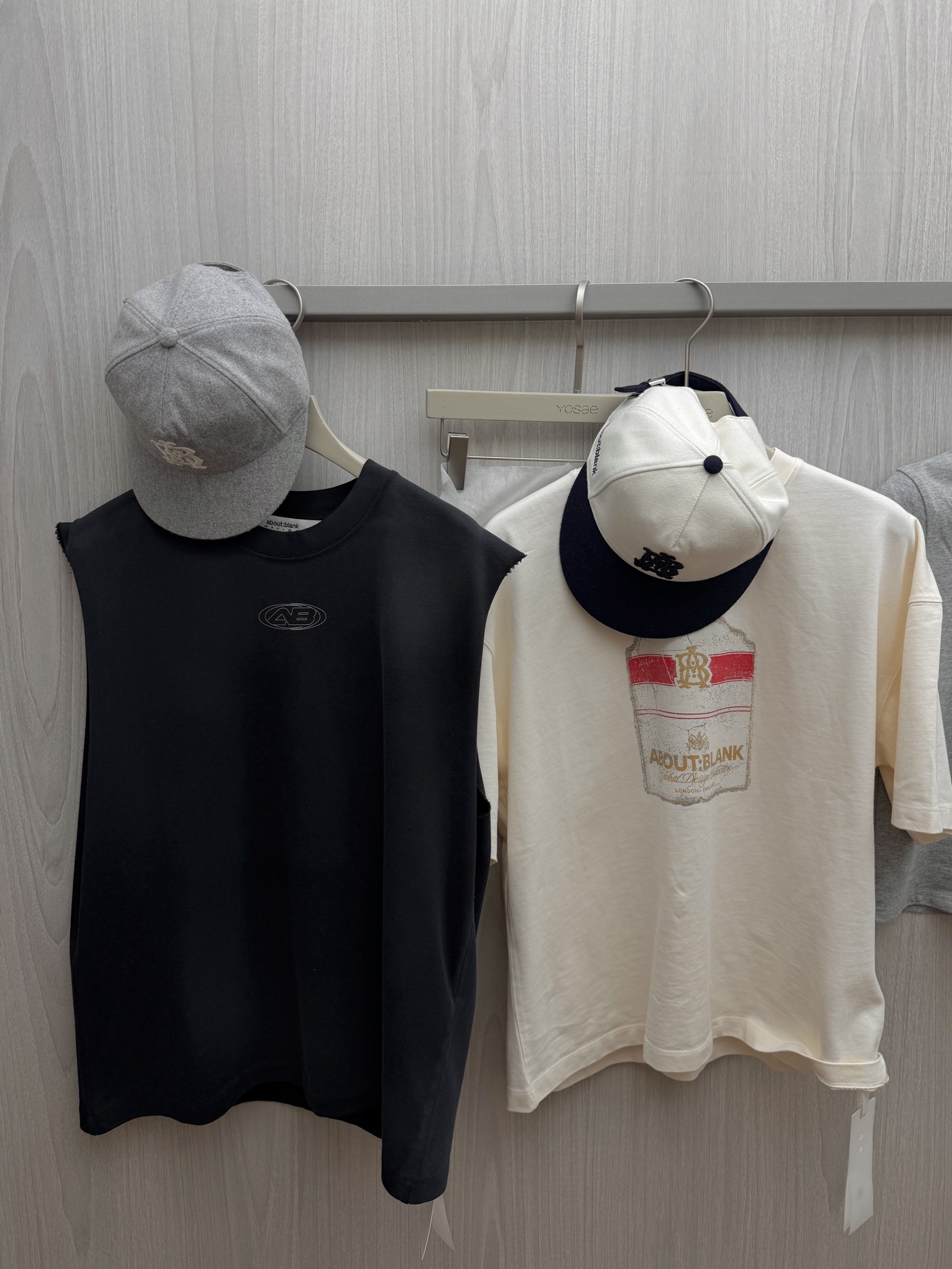 [KREAM 단독] About:Blank Raw Hem Check Shirt Gold - 26FW, [KREAM 단독] About:Blank Box Cap Navy Yellow - 26SS 착용 스타일 - 4