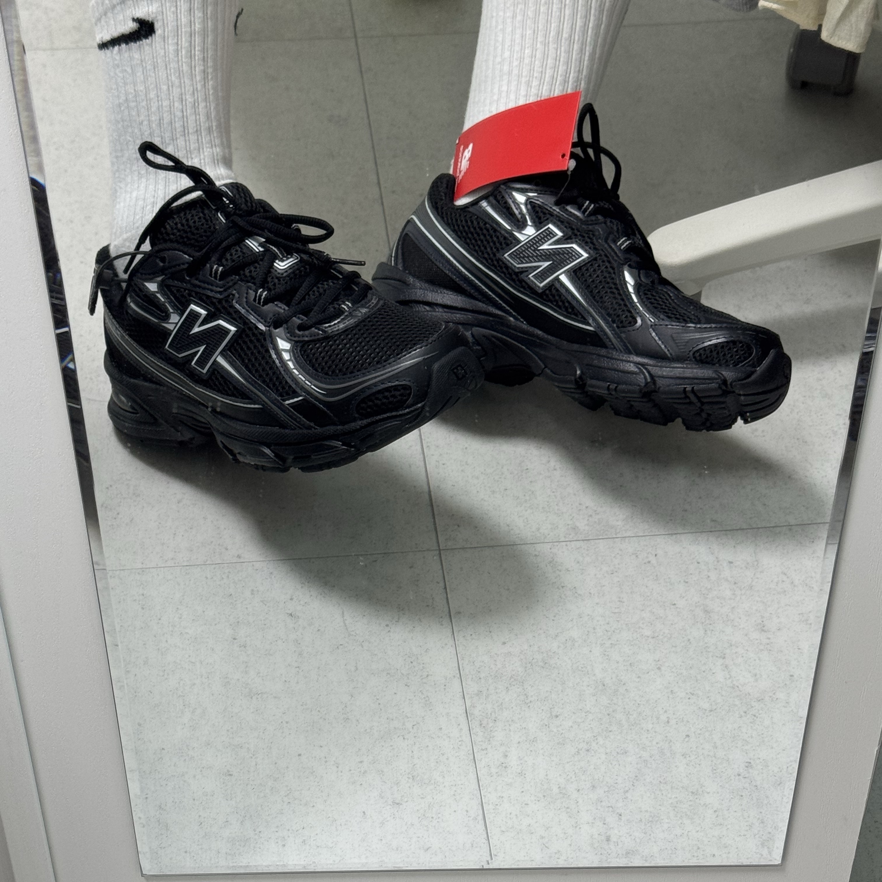 New Balance 740v2 Black Silver Metallic 착용 스타일 - 4