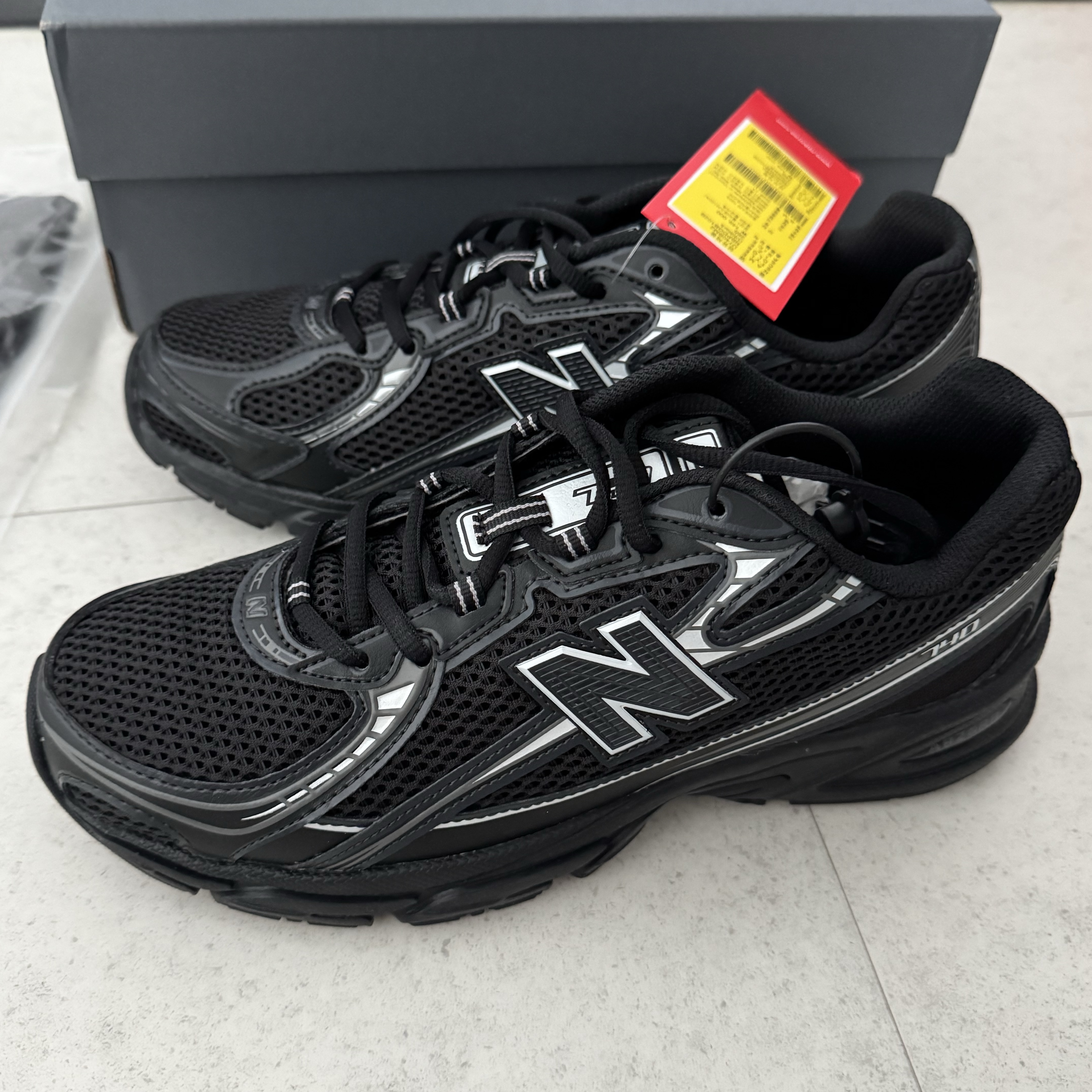 New Balance 740v2 Black Silver Metallic 착용 스타일 - 3