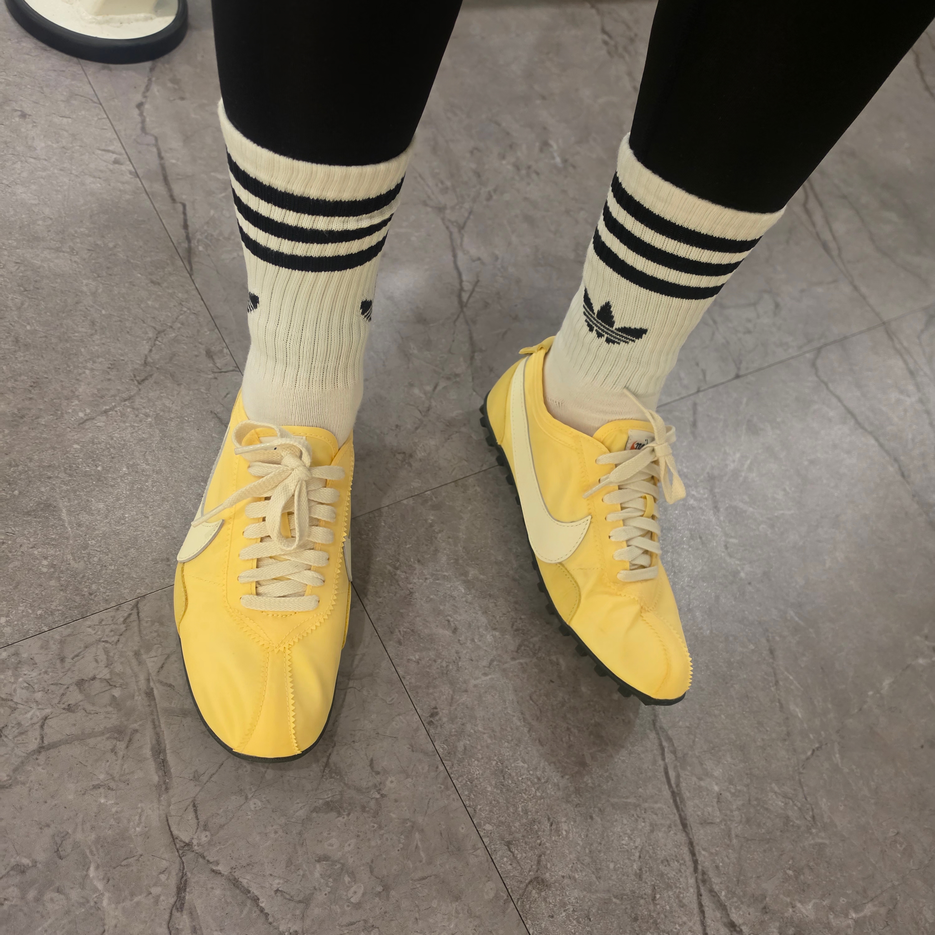 (W) Nike Moon Shoe OG Soft Yellow Black 착용 스타일 - 1