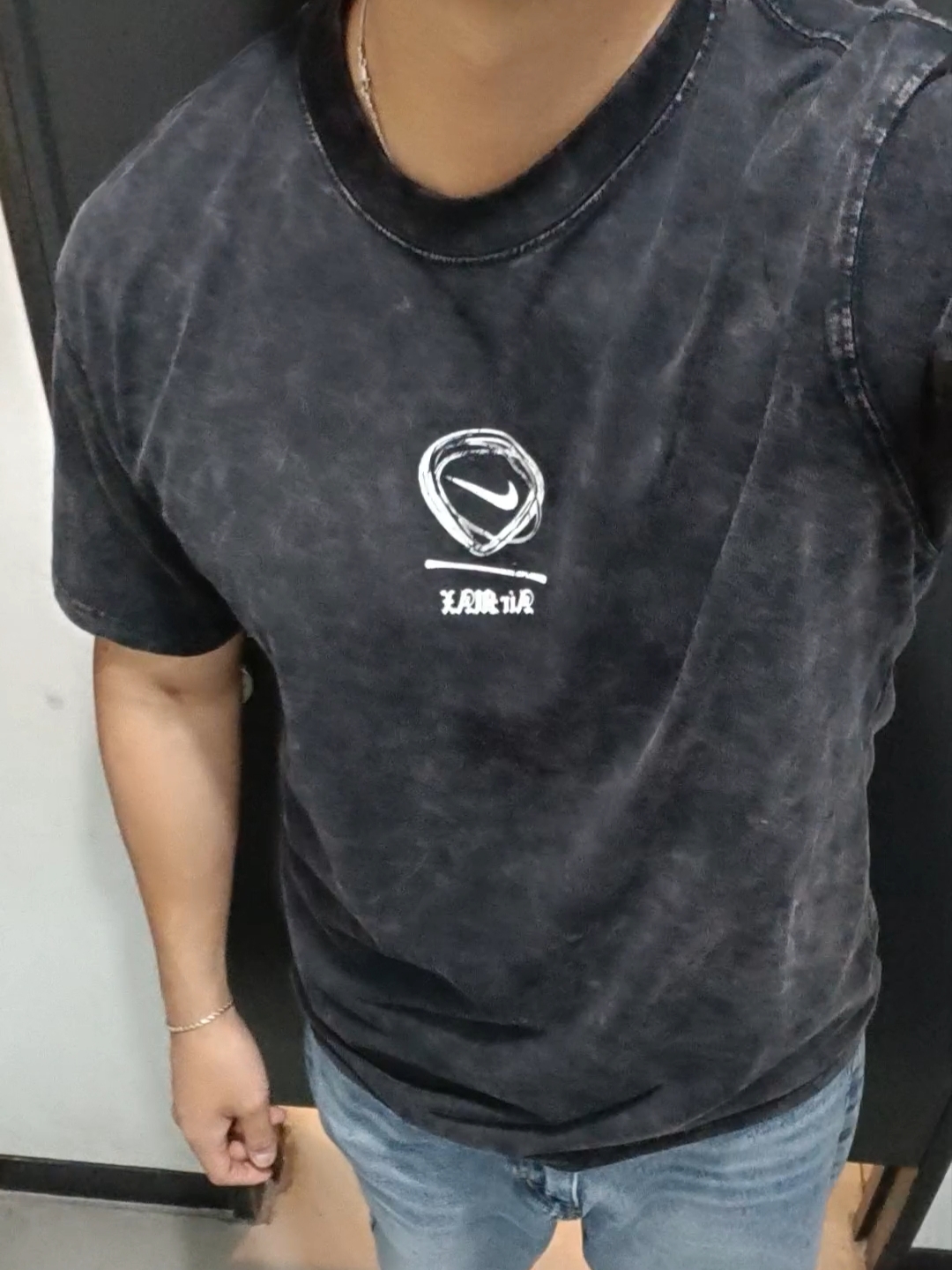 Nike NSW T-Shirt Black White (IR4595-011) 착용 스타일 - 2