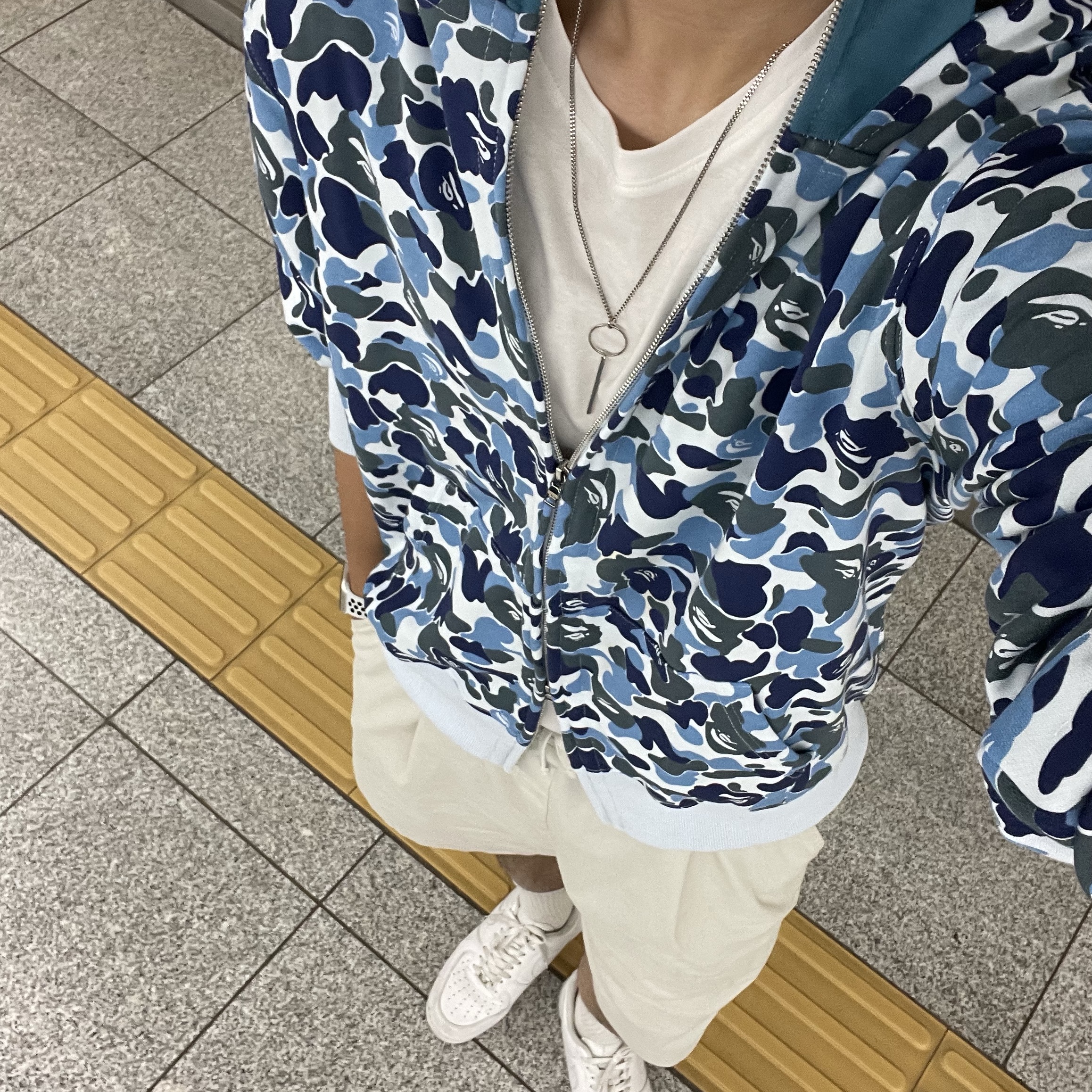 BAPE ABC Camo Double Shark Full Zip Hoodie Light Blue, Nike Air Force 1 '07 Low White 착용 스타일 - 1