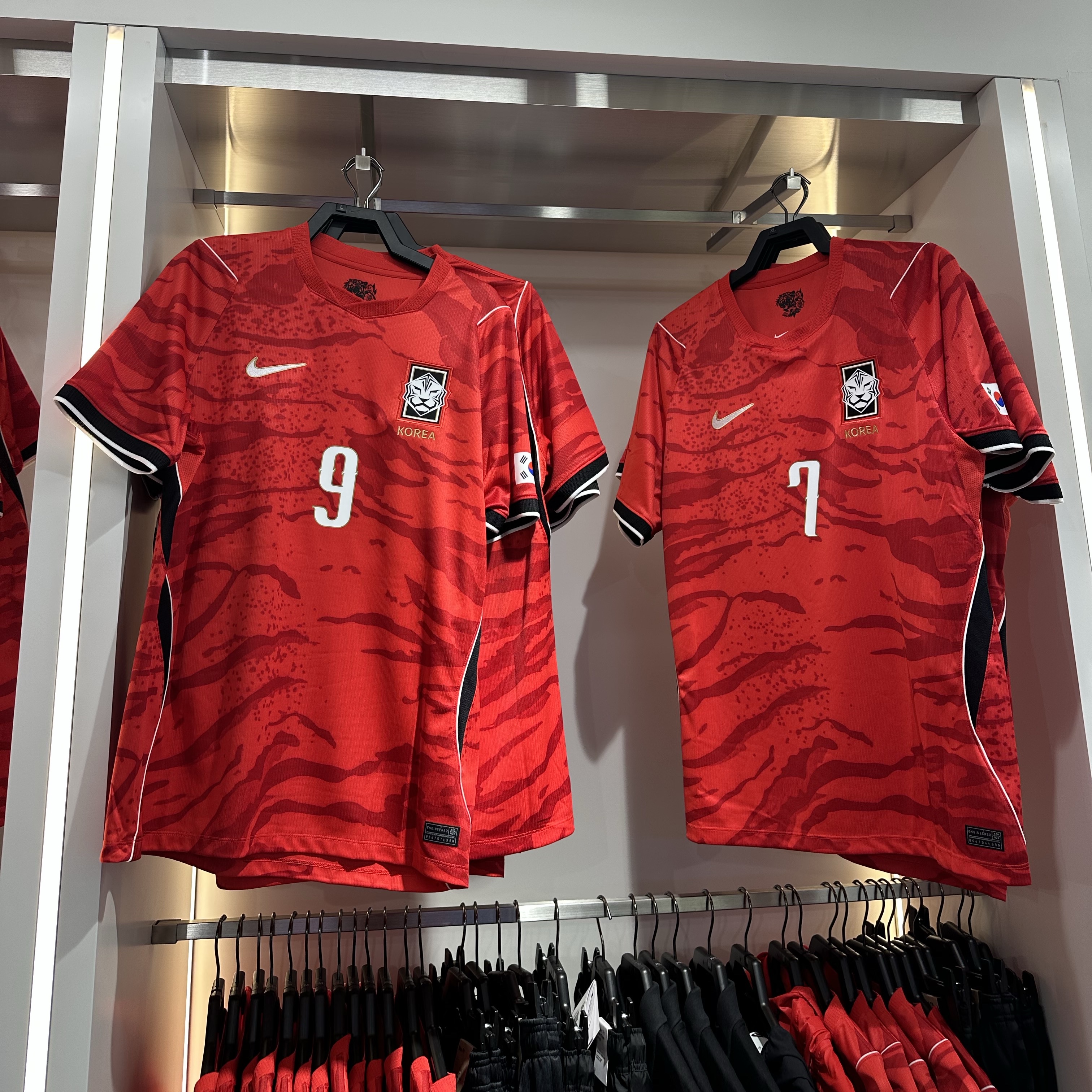 Nike Korea 2026 Stadium Home Dri-Fit Soccer Replica Jersey Global Red Black (Non Marking Ver.) 착용 스타일