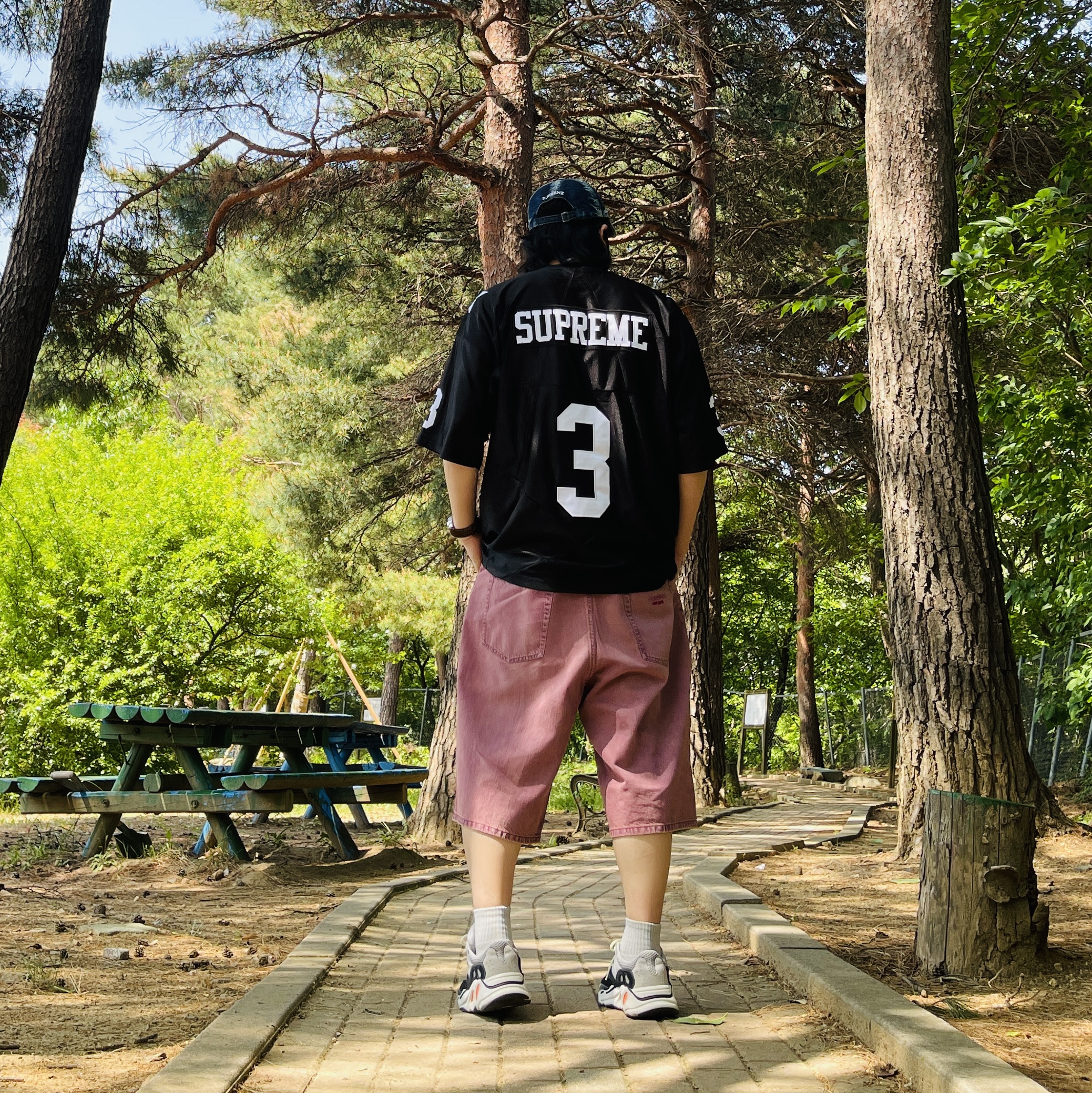 Supreme Baggy Denim Short Overdyed Purple - 26SS, Supreme Star Football Jersey Black - 24FW 착용 스타일 - 3