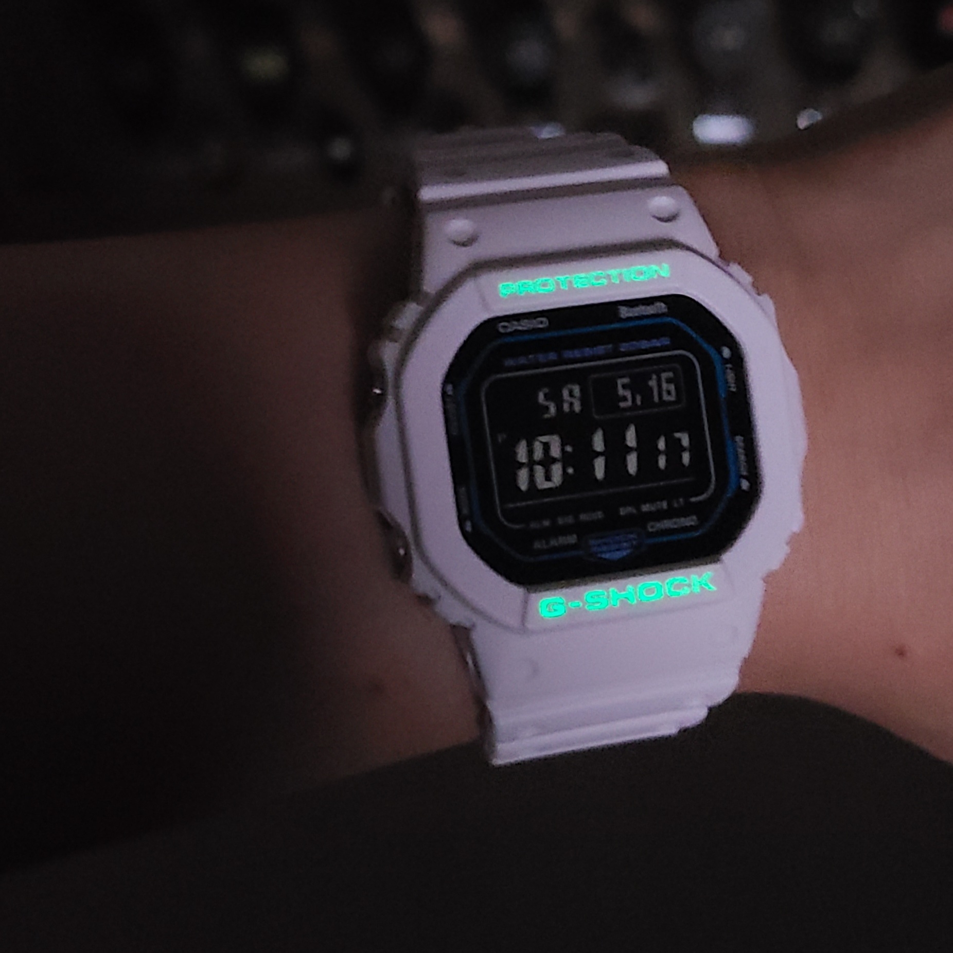 Casio G-Shock DW-B5600SF-7 착용 스타일 - 1