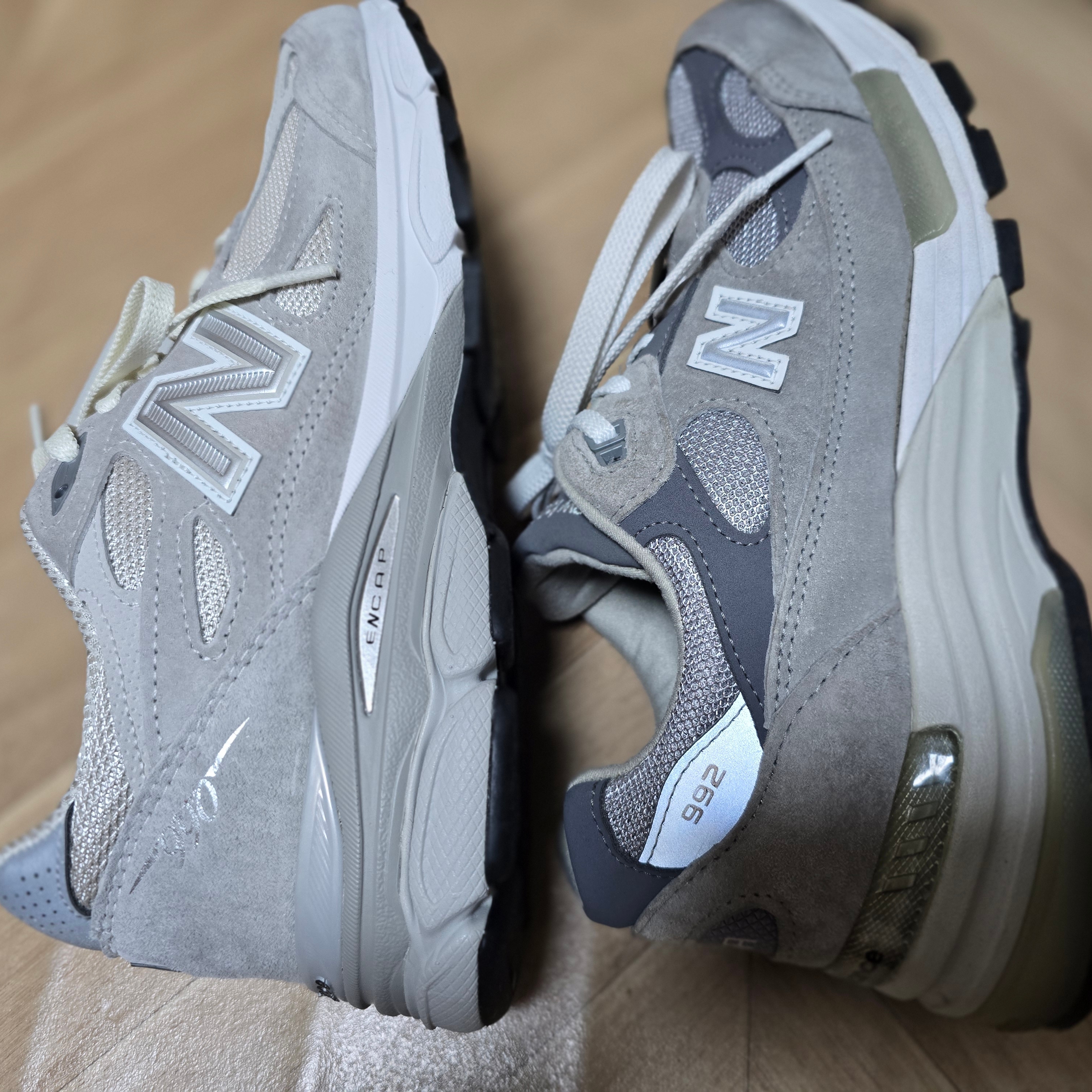 New Balance x Kith 990v3 Made in USA Hallow, New Balance 992 Made in USA Grey - D Standard 착용 스타일 - 5