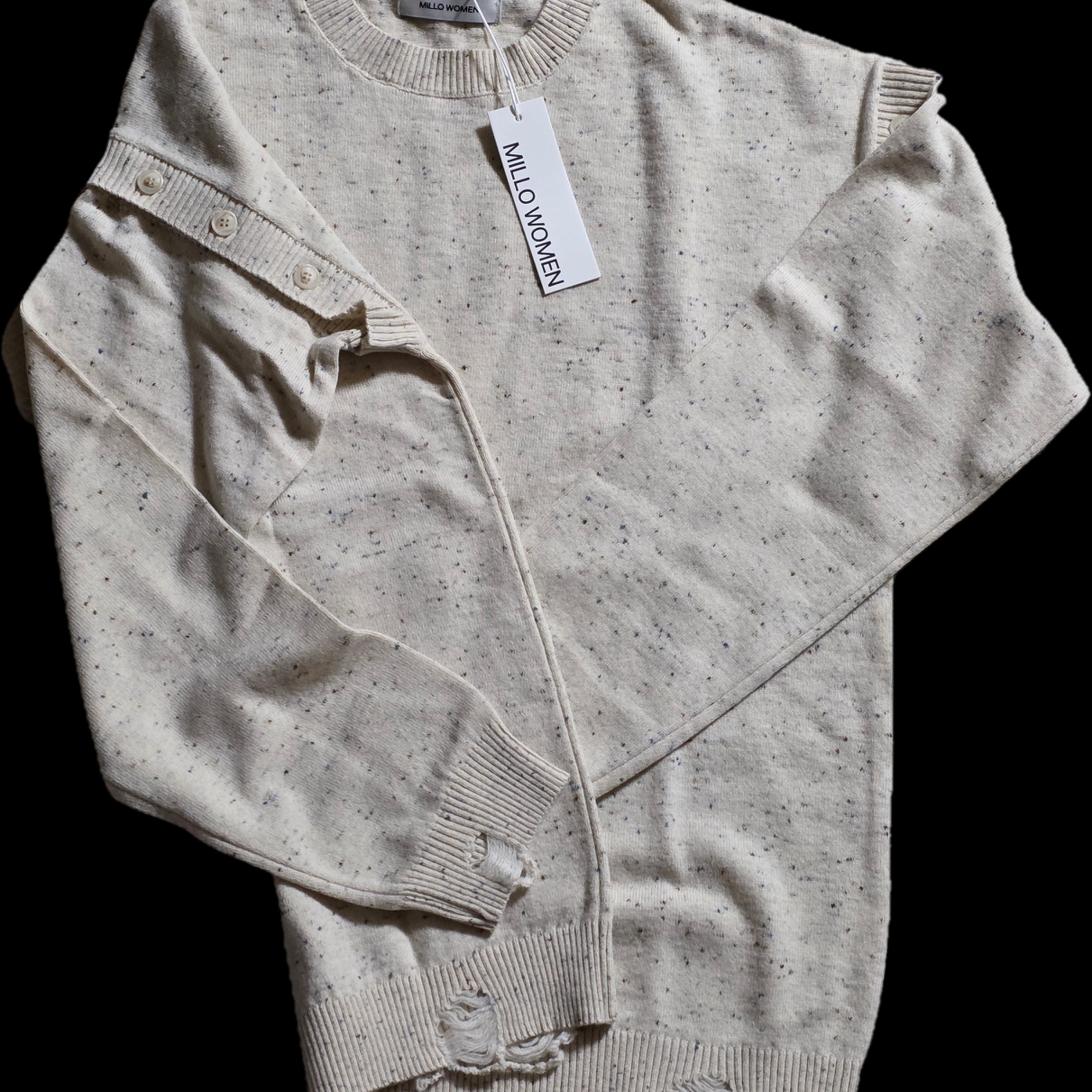 MILLO WOMEN Button Damage Knit Top Ecru 착용 스타일 - 2