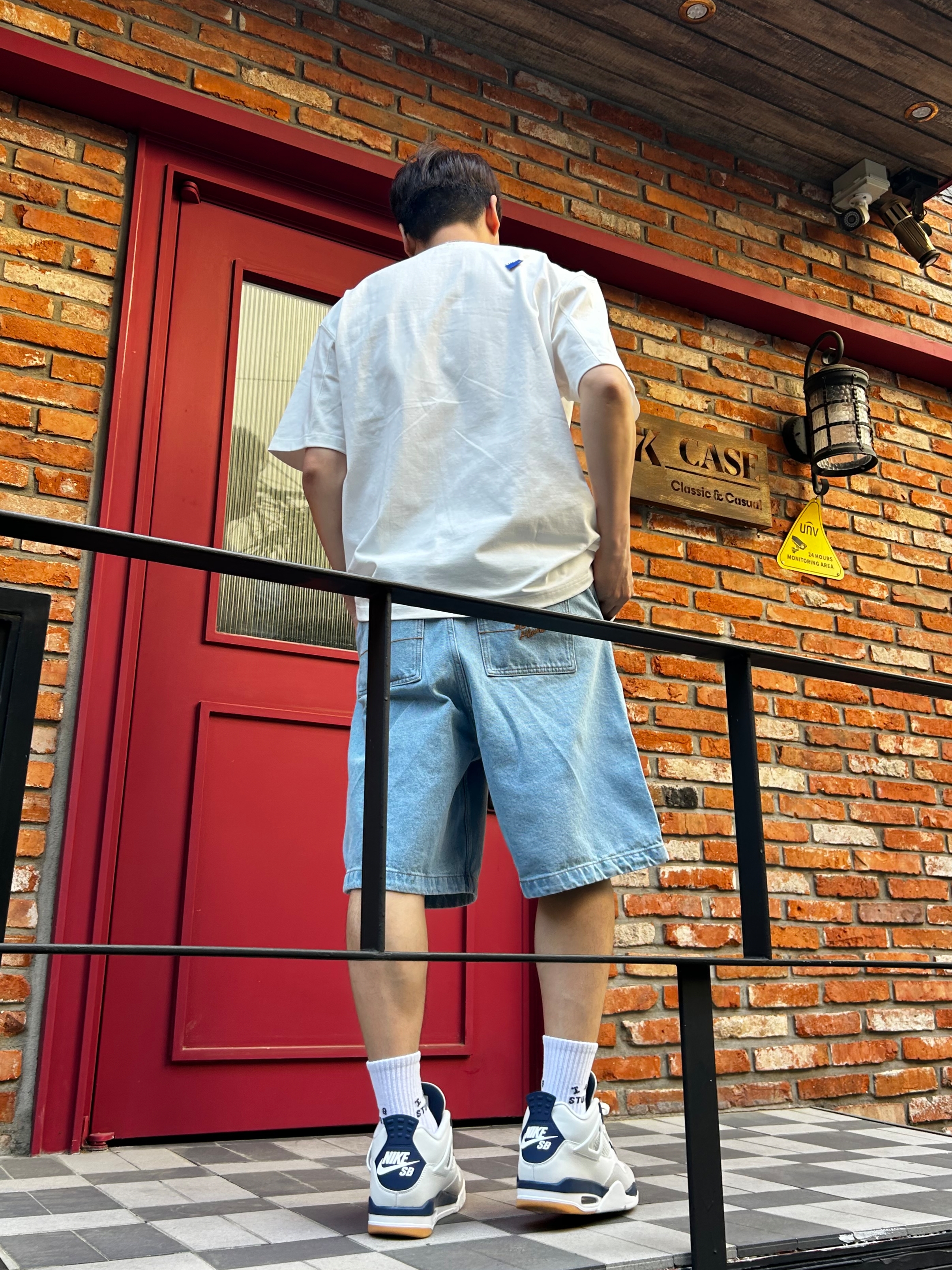 Maison Kitsune Denim Workwear Shorts Light Wash, Jordan 4 x Nike SB Retro SP Navy 착용 스타일