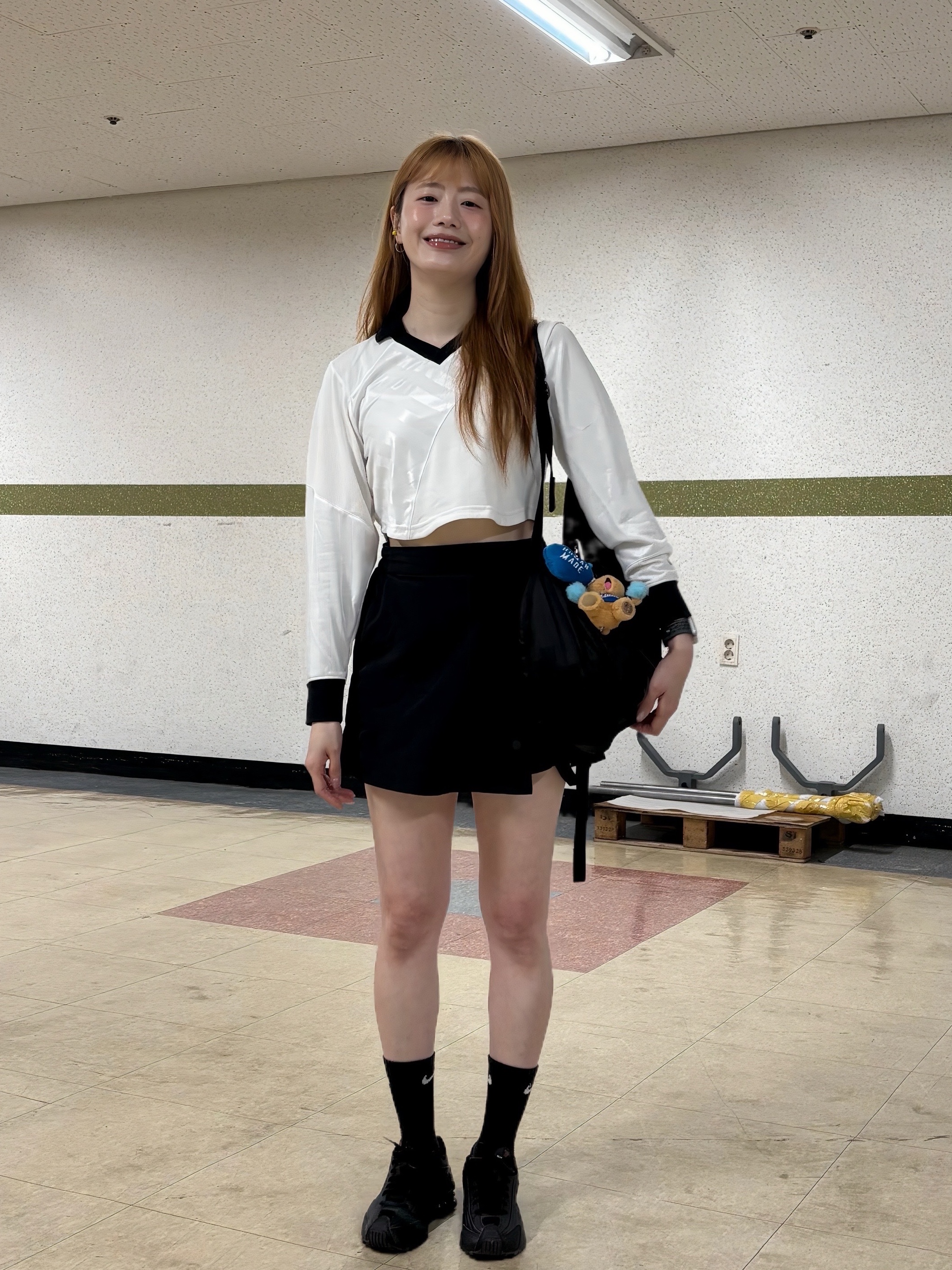 (W) Nike Shox R4 Black, Starbucks x KBO Lions Bearista Keychain 착용 스타일 - 2