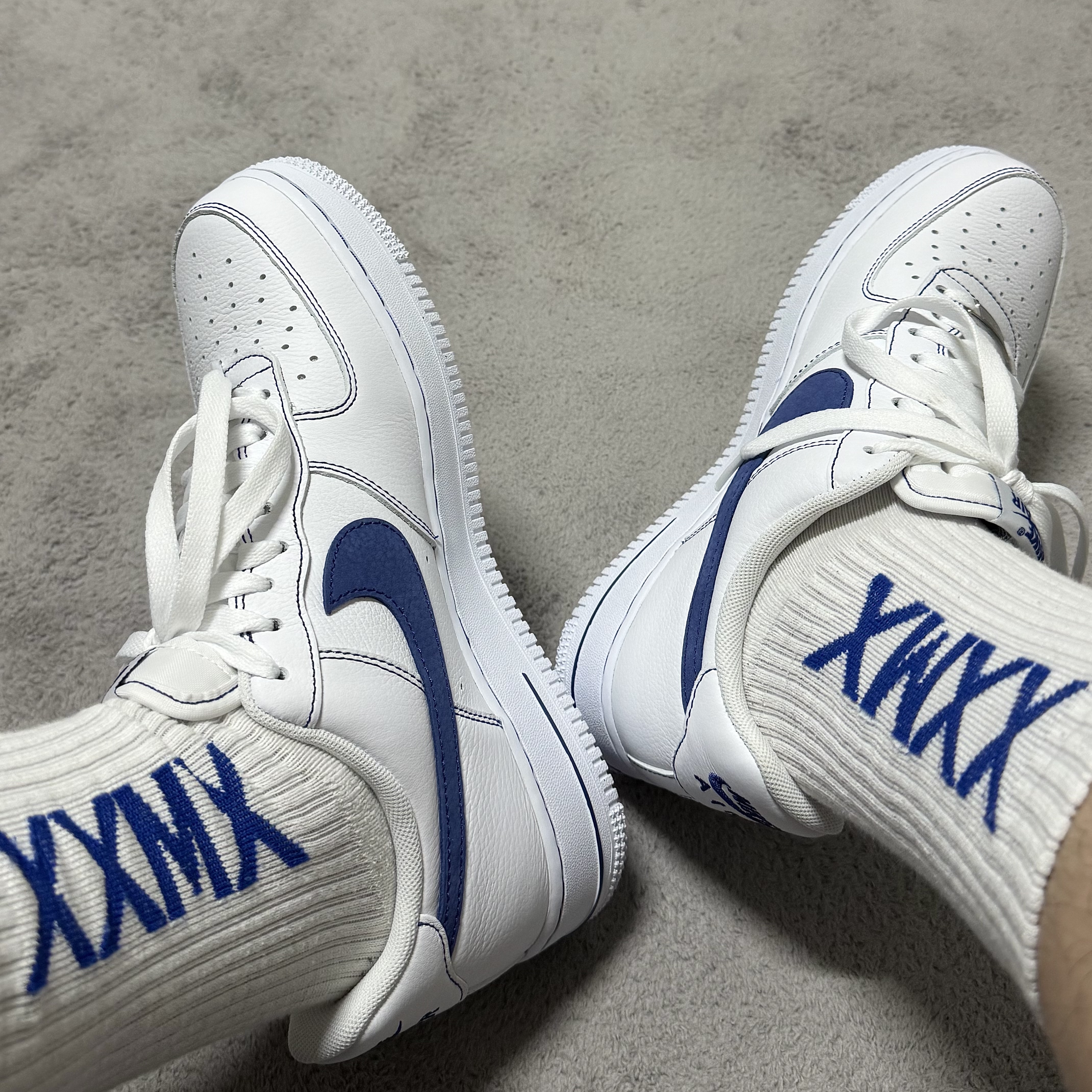 Nike Air Force 1 '07 LV8 White Deep Royal Blue 착용 스타일 - 1