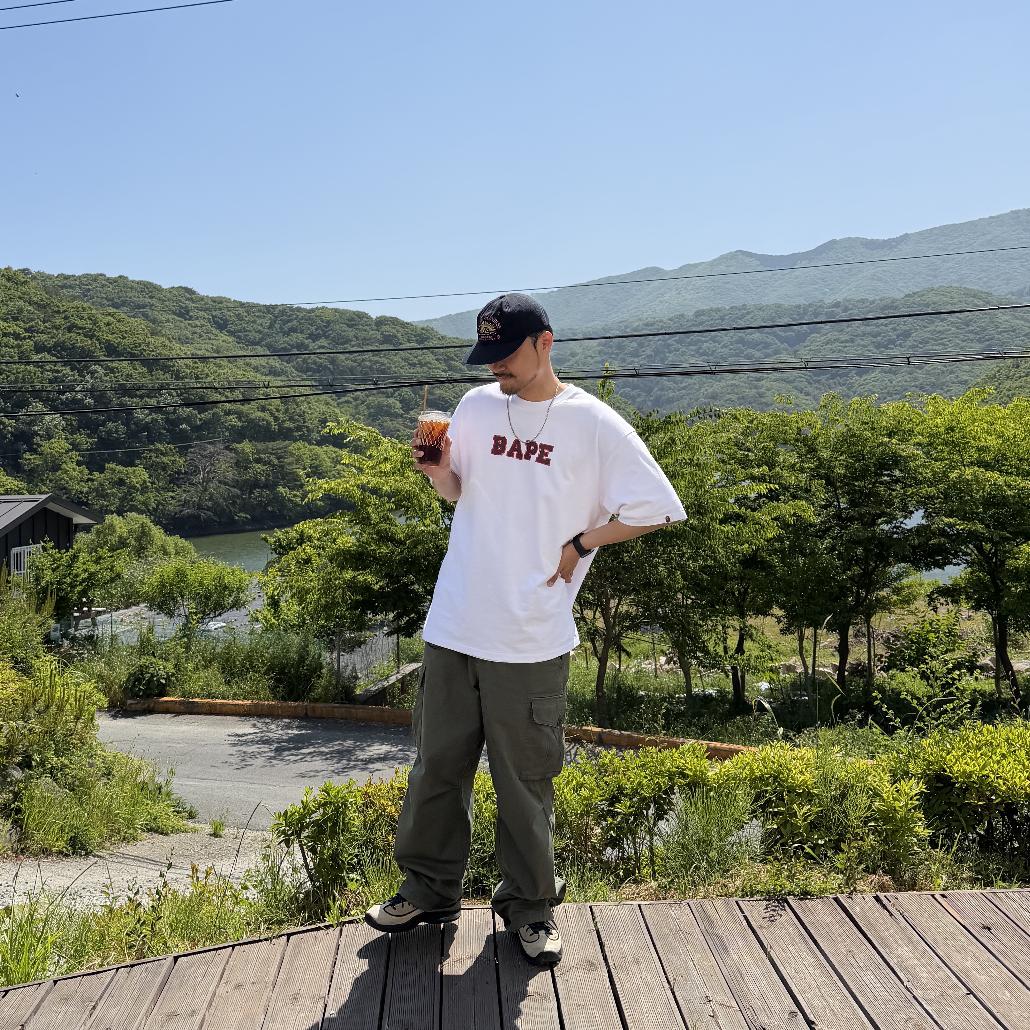 BAPE Hand Draw Bape Logo Relaxed Fit T-Shirt White, Hello Sunrise Washed HS Arch Logo 6Panel Cap Navy & Orange 착용 스타일