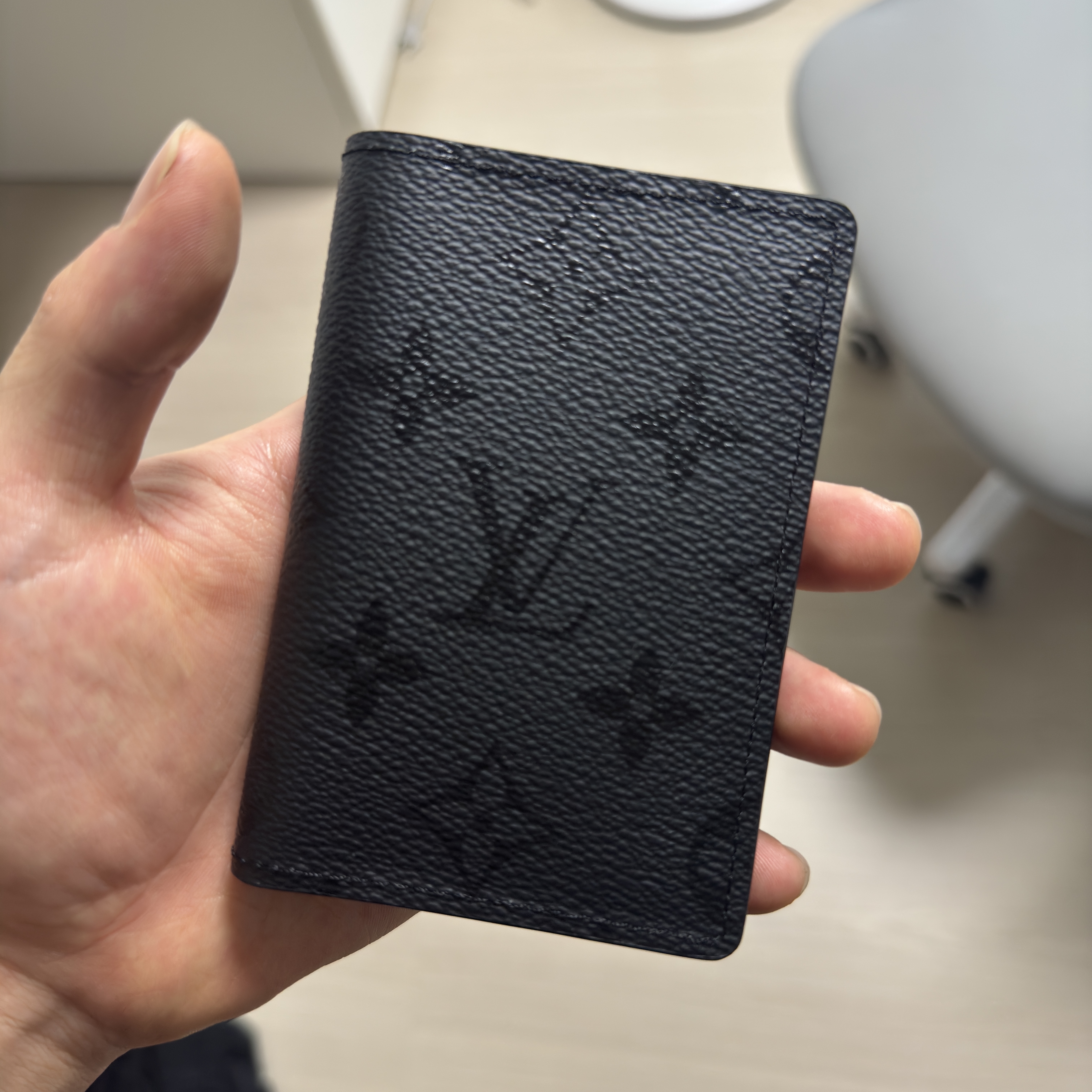 Louis Vuitton Pocket Organizer Monogram Eclipse 착용 스타일