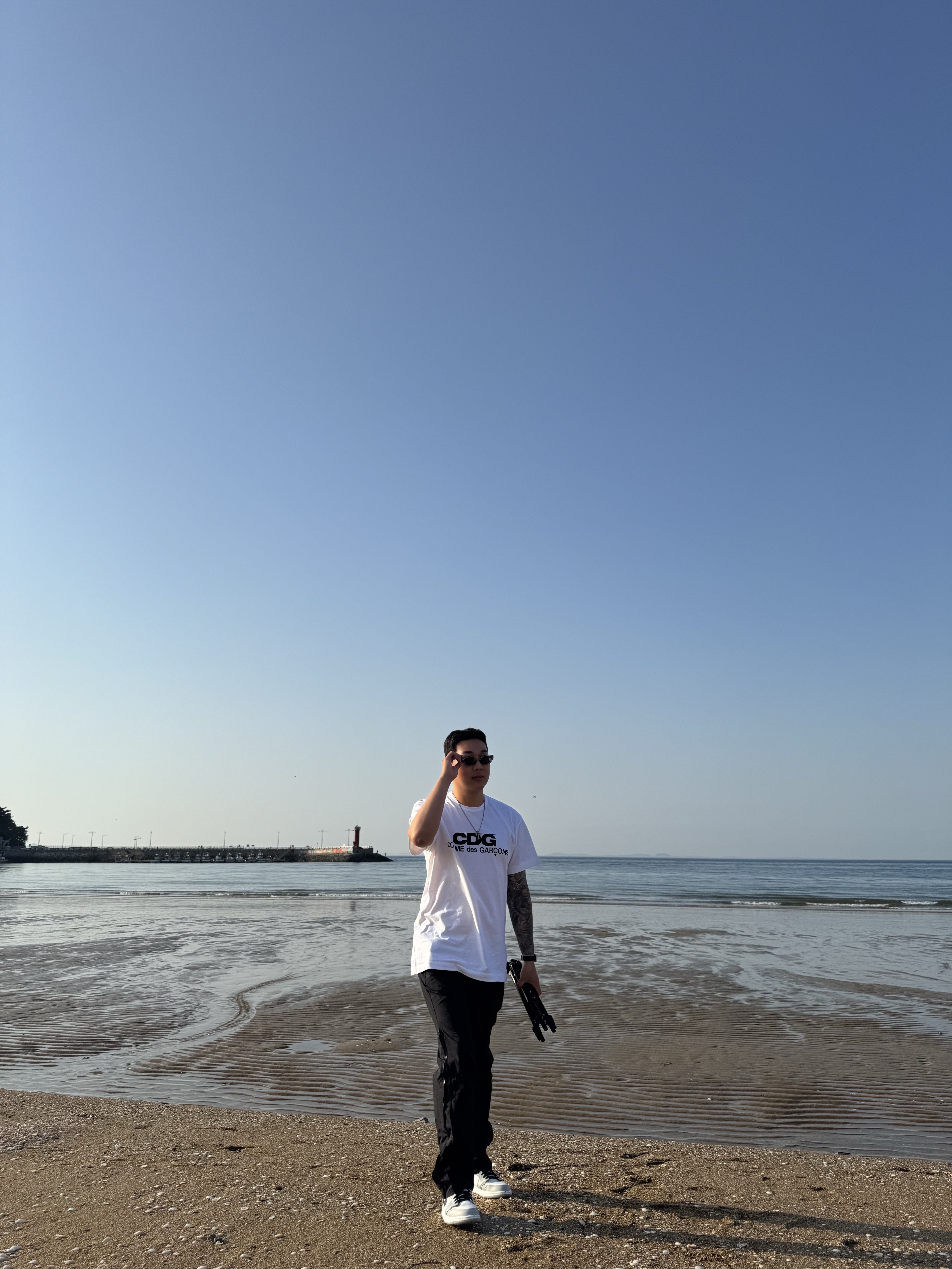 CDG Logo T-Shirt White, Jordan 1 Mid Light Smoke Grey 착용 스타일 - 4