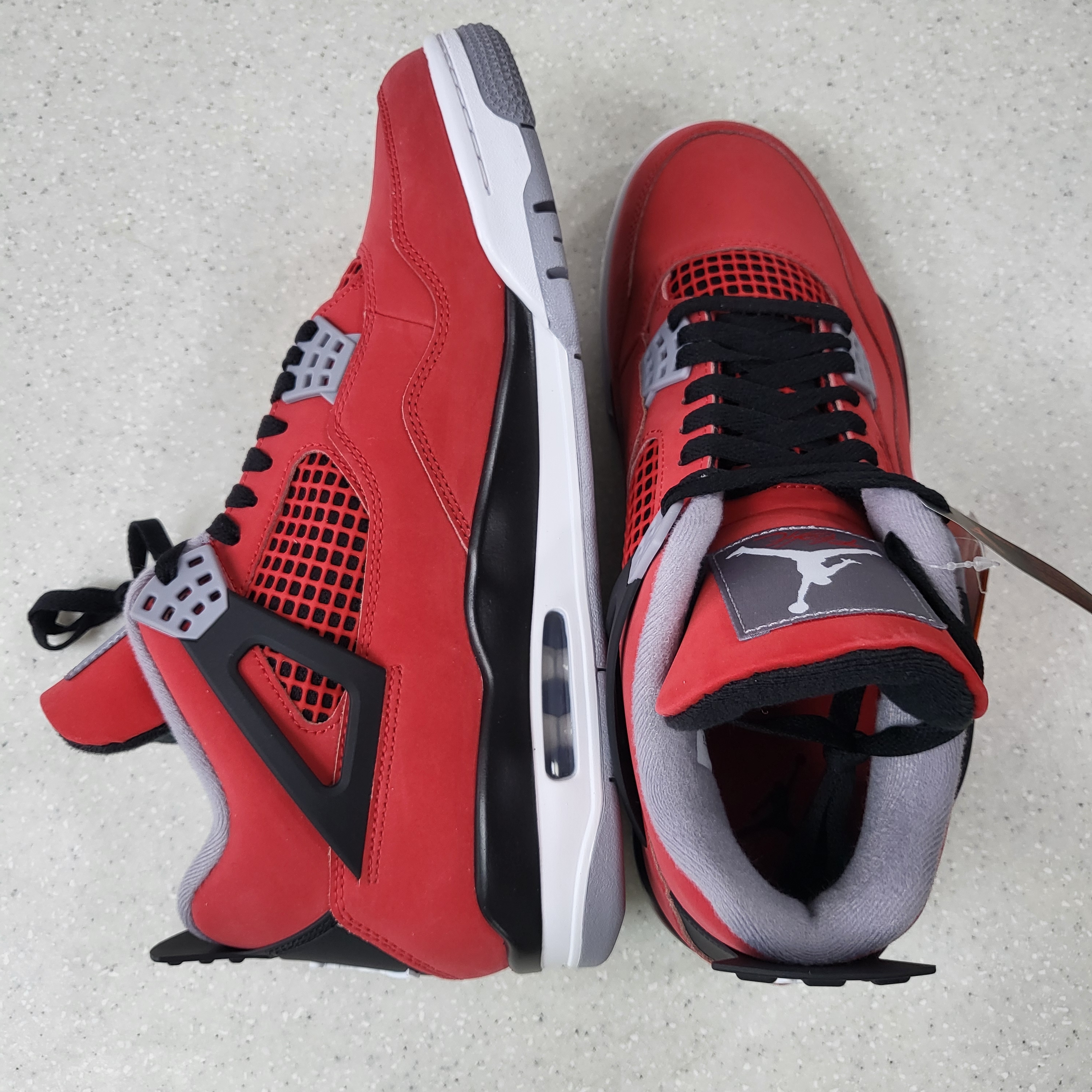 Jordan 4 Toro Bravo Fire Red and Black 2026 착용 스타일 - 1