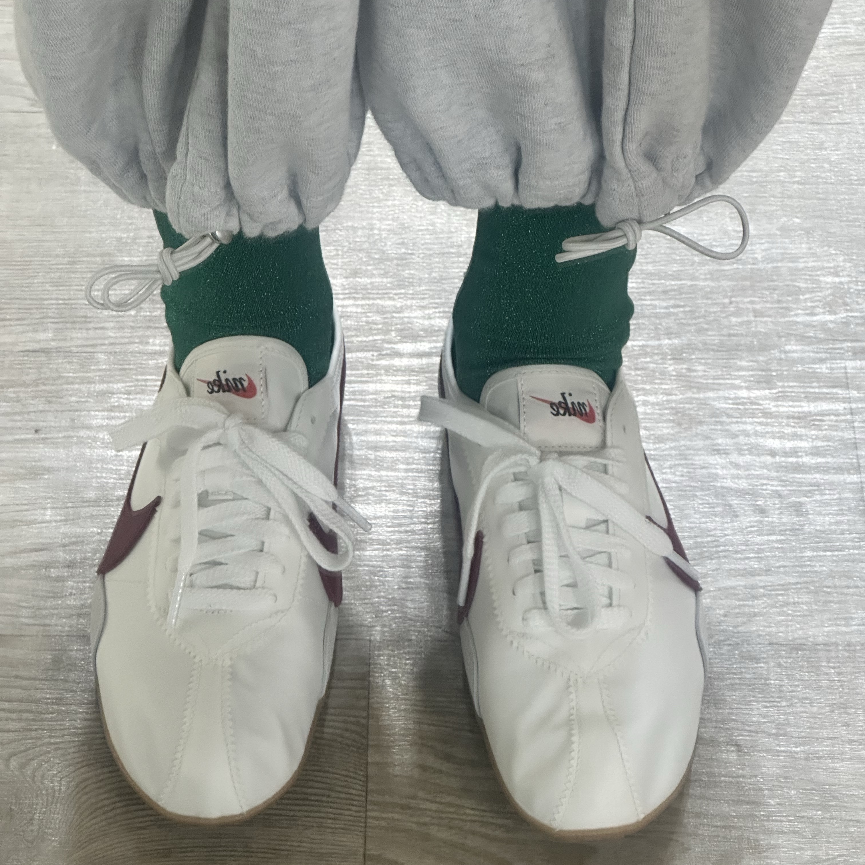 (W) Nike Moon Shoe Summit White Team Crimson 착용 스타일 - 1