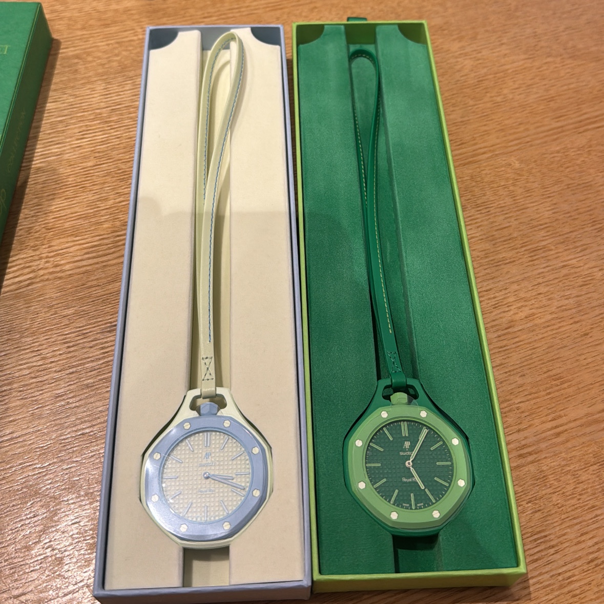 Swatch x Audemars Piguet Bioceramic Royal Pop Otg Roz, Swatch x Audemars Piguet Bioceramic Royal Pop Green Eight 착용 스타일 - 4