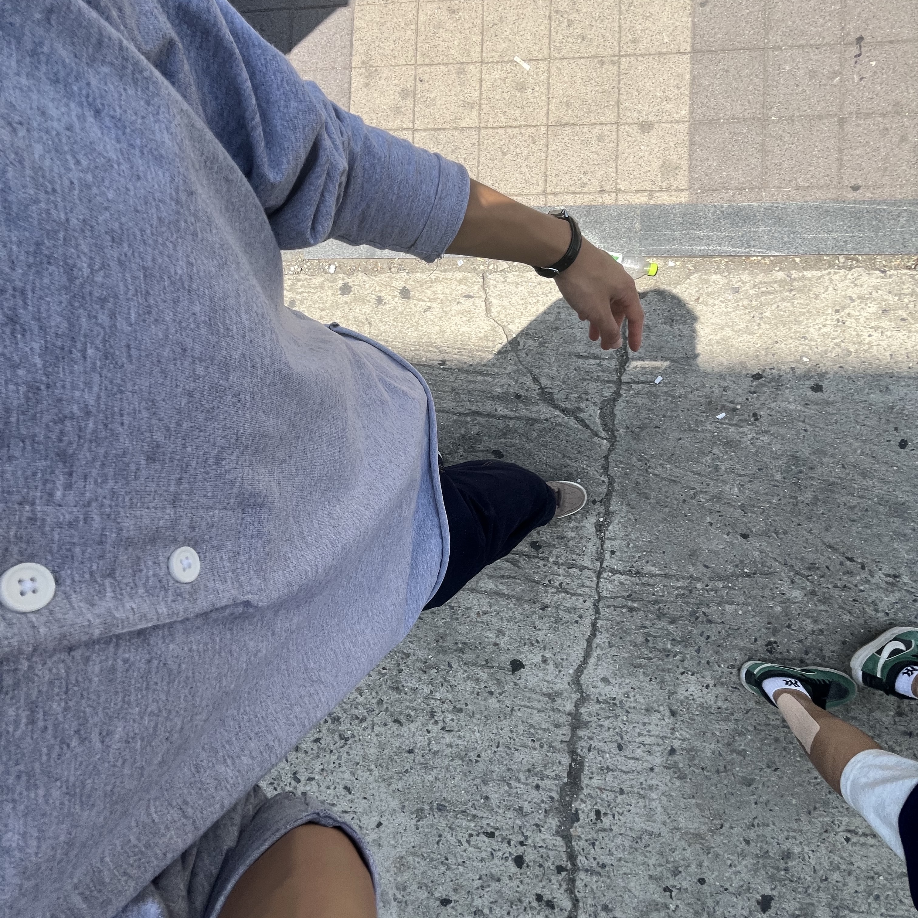 Nonnod Finger Hole Henry Neck T-Shirt Grey 착용 스타일