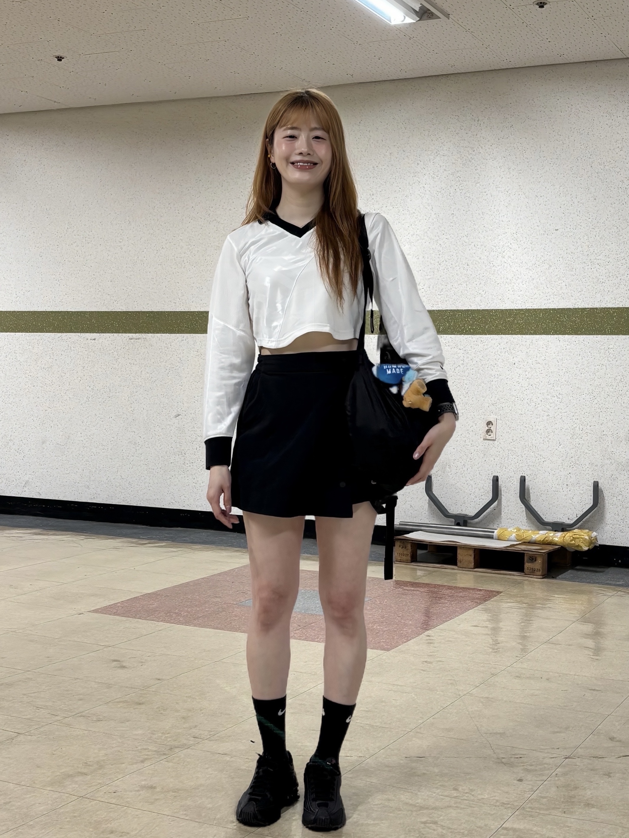 (W) Nike Shox R4 Black, Starbucks x KBO Lions Bearista Keychain 착용 스타일 - 9