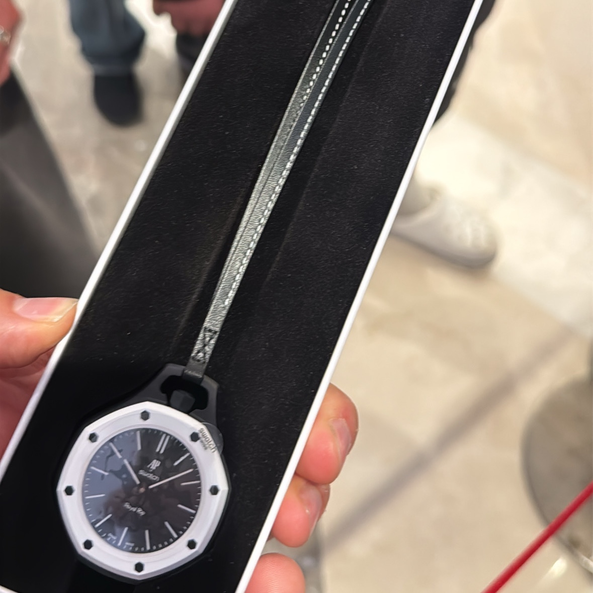 Swatch x Audemars Piguet Bioceramic Royal Pop Otg Roz, Swatch x Audemars Piguet Bioceramic Royal Pop Green Eight 착용 스타일 - 5