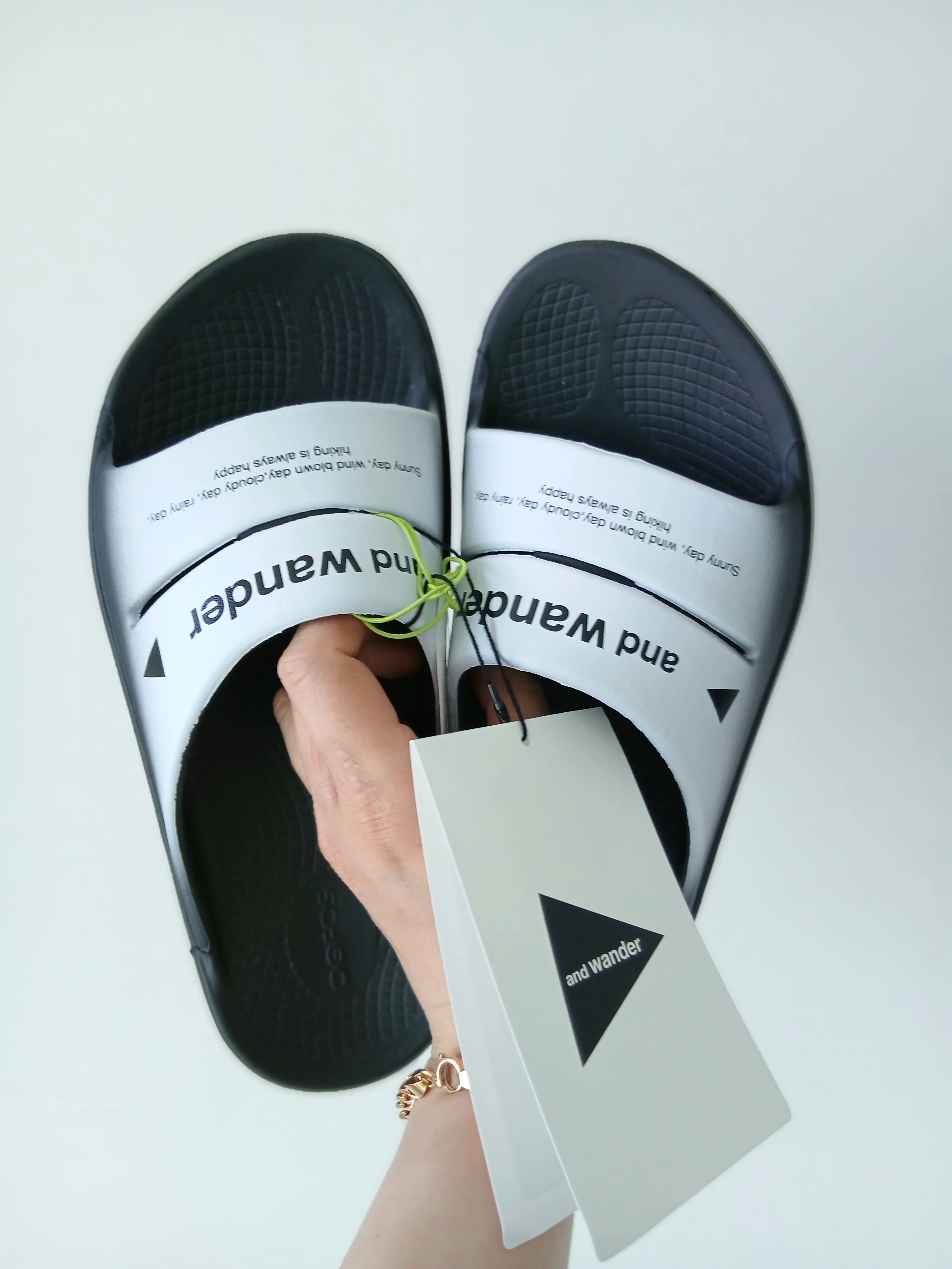 Oofos x And Wander Ooahh Slide 착용 스타일 - 1