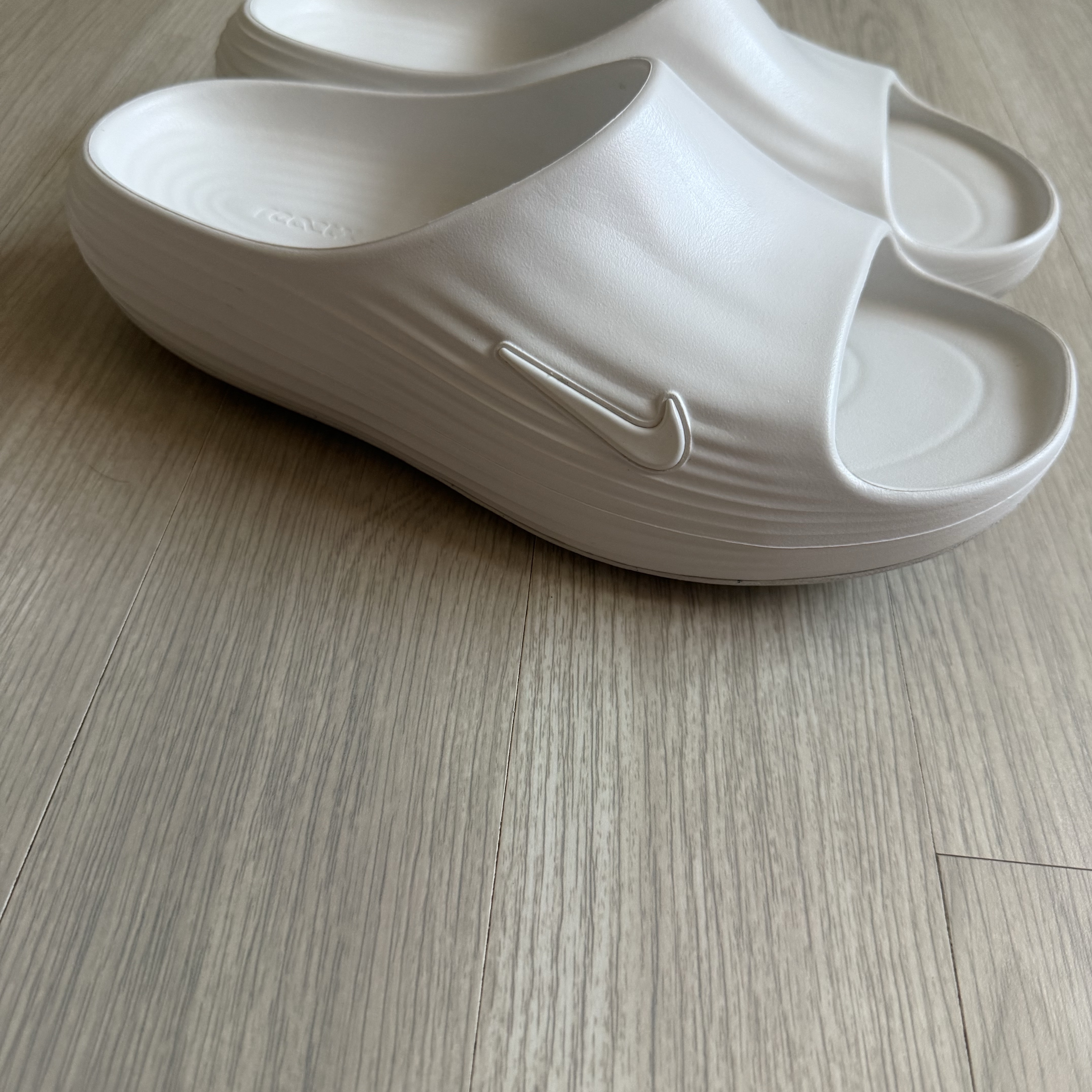 (W) Nike ReactX Rejuven8 Slide Sail 착용 스타일 - 2