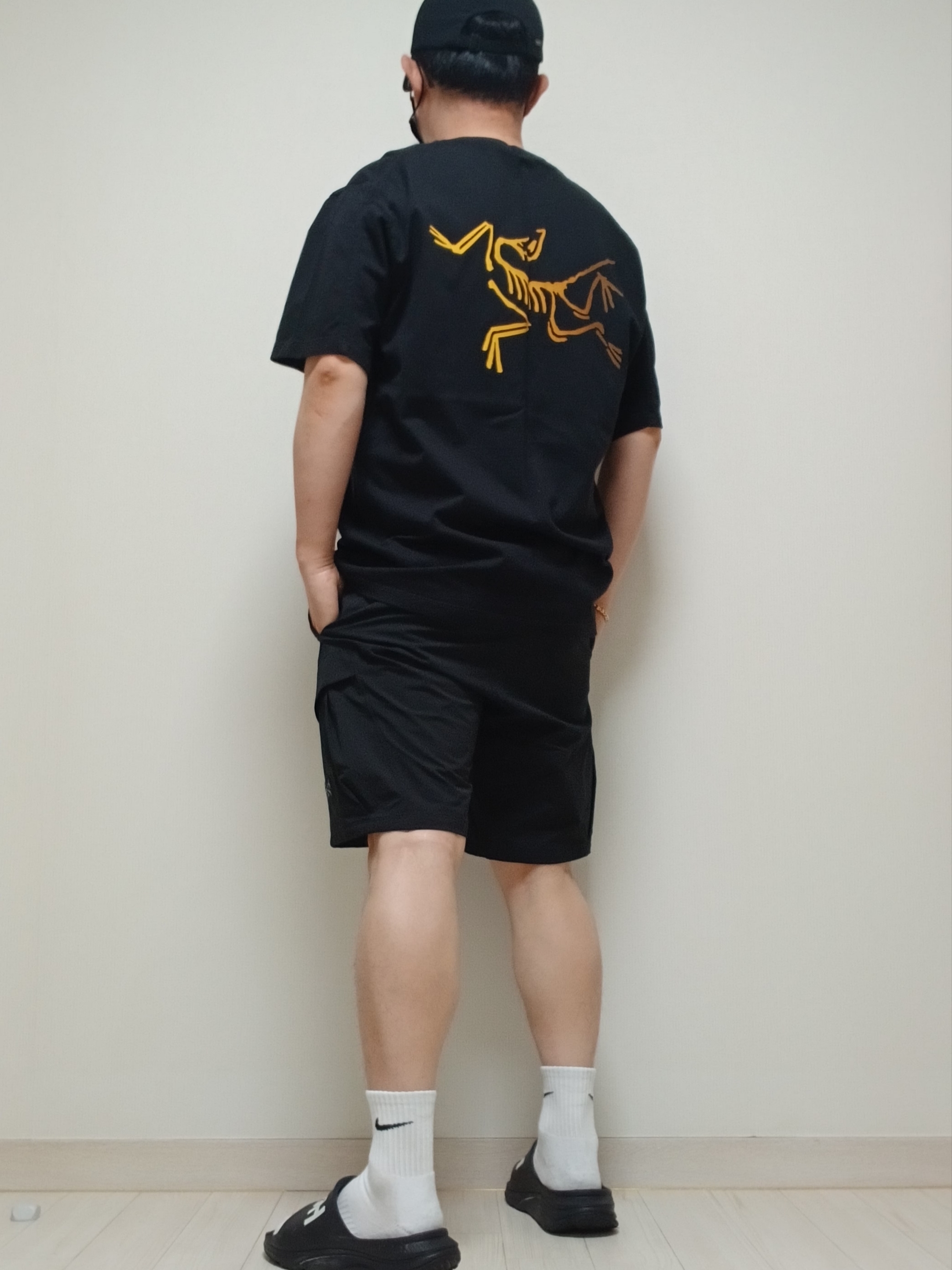 Arc'teryx Kragg Cotton Logo SS T-Shirt 24K Black, Arc'teryx Rampart Shorts 9 Inch Black 착용 스타일 - 4