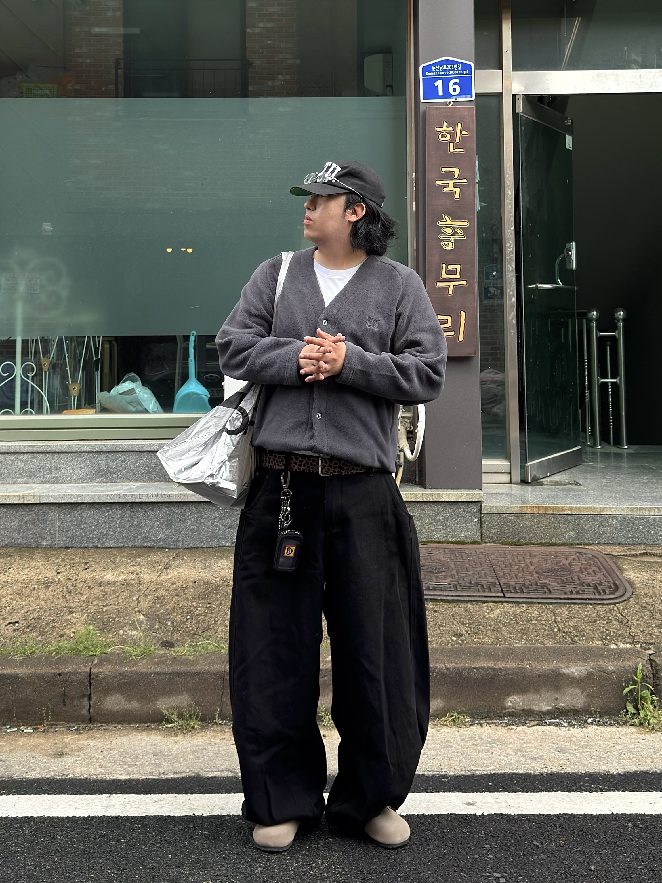 Uniqlo x Needles Fleece Oversized Cardigan Dark Gray - HK, Stussy Stu Arch Strapback Cap Black 착용 스타일 - 1
