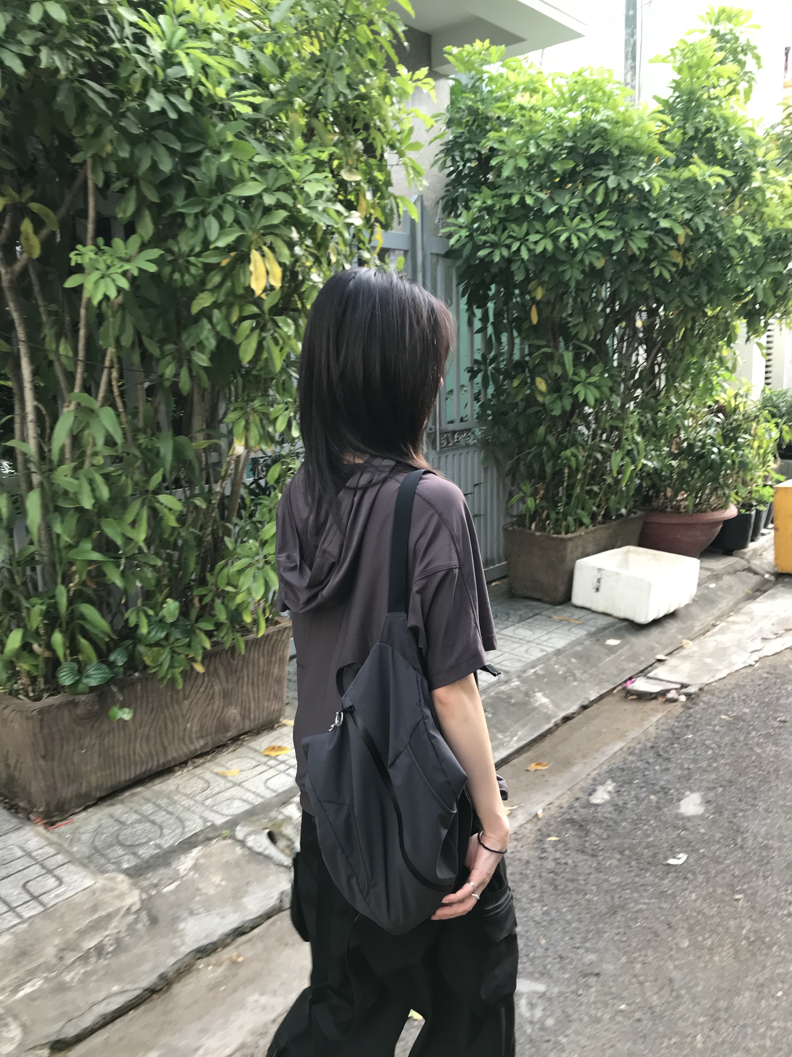 Sansan Gear Carapace Backpack Charcoal, Sansan Gear Hoodied Pocket T-Shirt Brown 착용 스타일