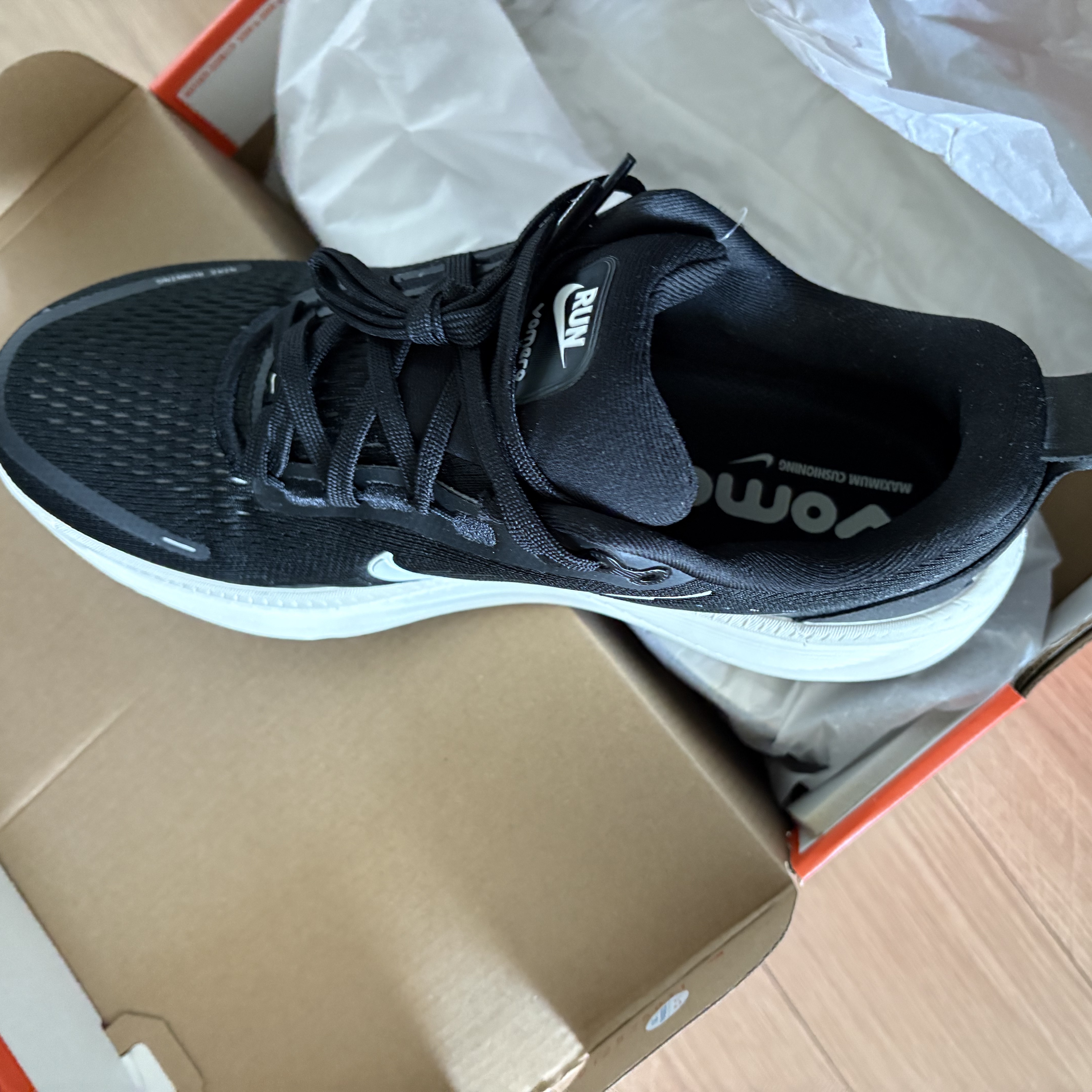 Nike Vomero 18 Black Coconut Milk 착용 스타일 - 3