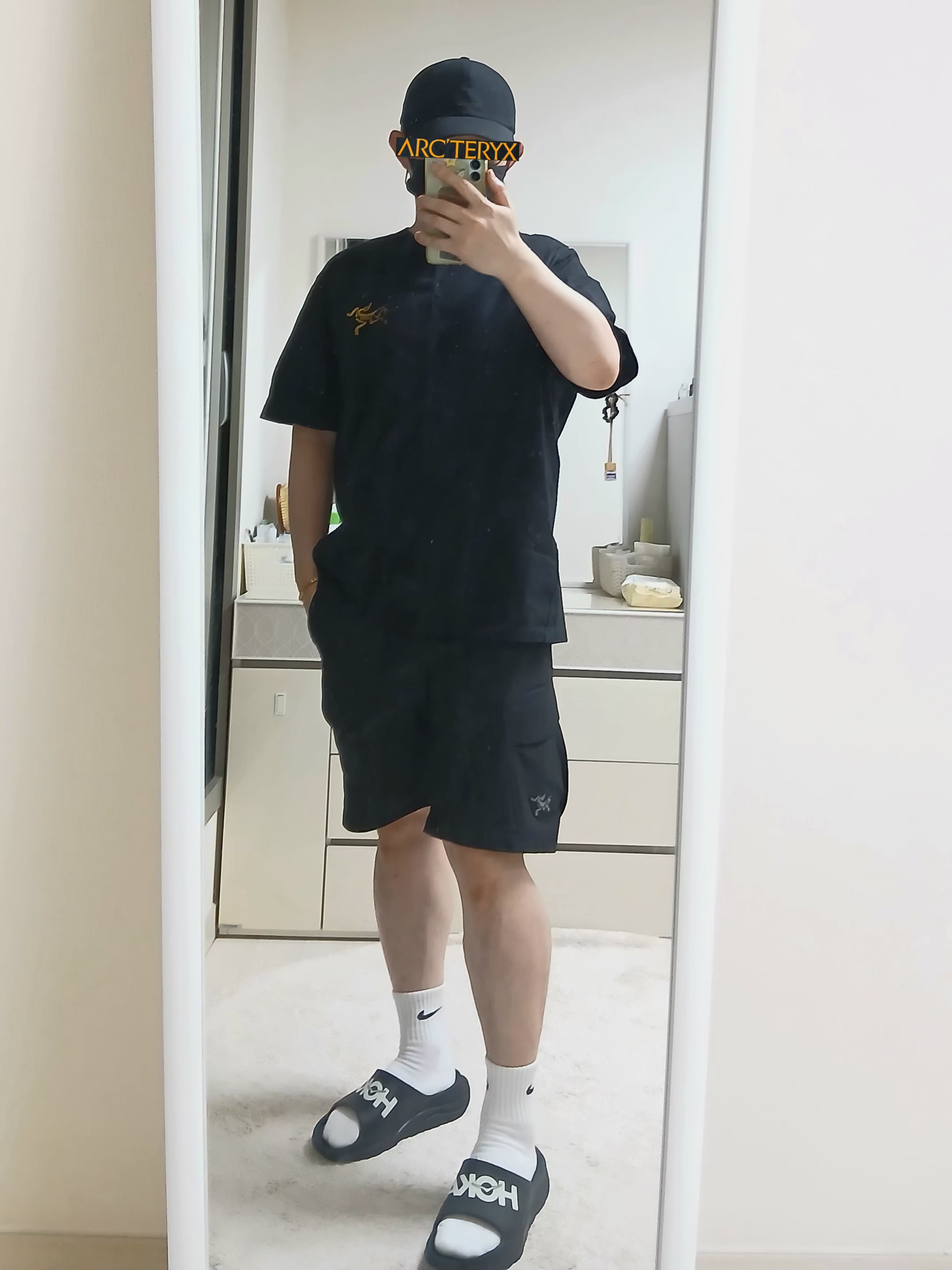 Arc'teryx Kragg Cotton Logo SS T-Shirt 24K Black, Arc'teryx Rampart Shorts 9 Inch Black 착용 스타일 - 1