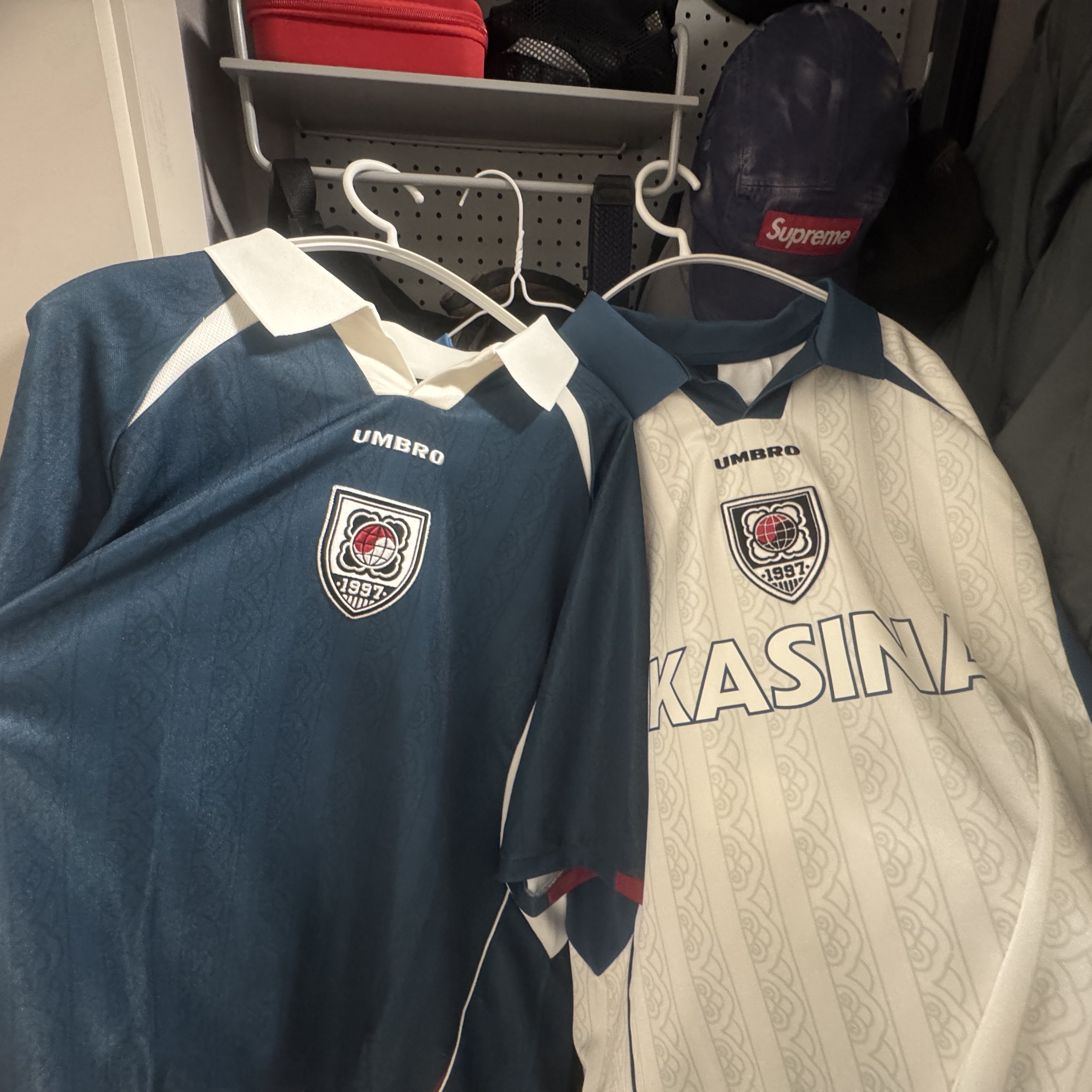 Umbro x Kasina 1997 Football Jersey Navy 착용 스타일
