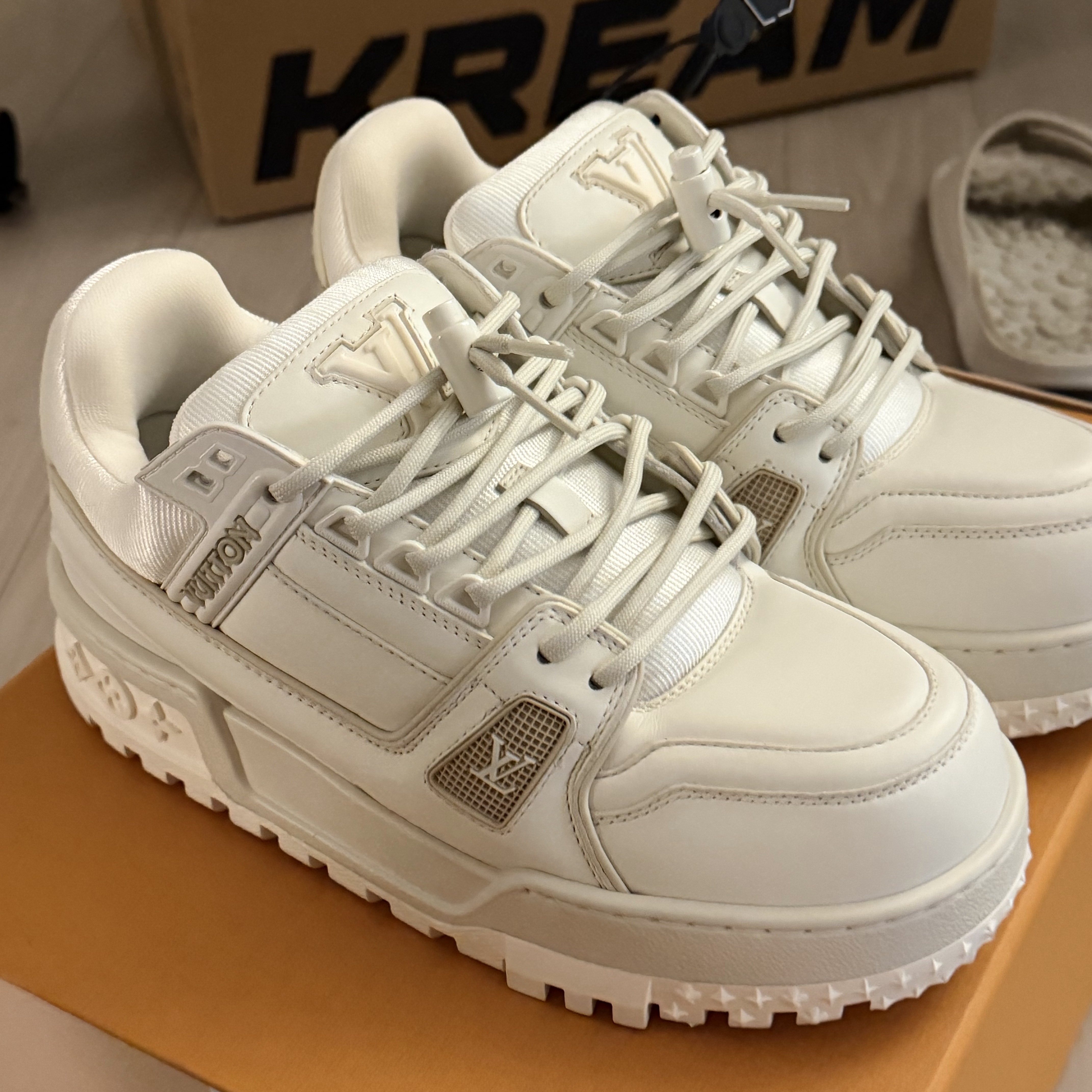 Louis Vuitton LV Trainer Maxi Sneakers White 착용 스타일 - 1