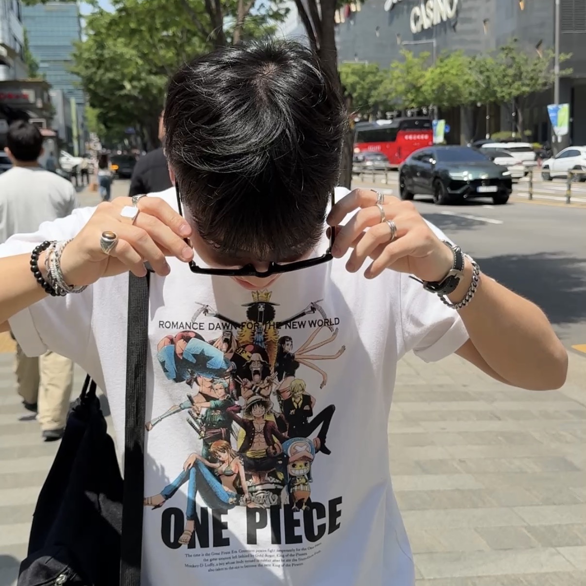 Jansport Draw Sack Black, Uniqlo x JW Anderson Straight Jeans Blue 착용 스타일 - 3