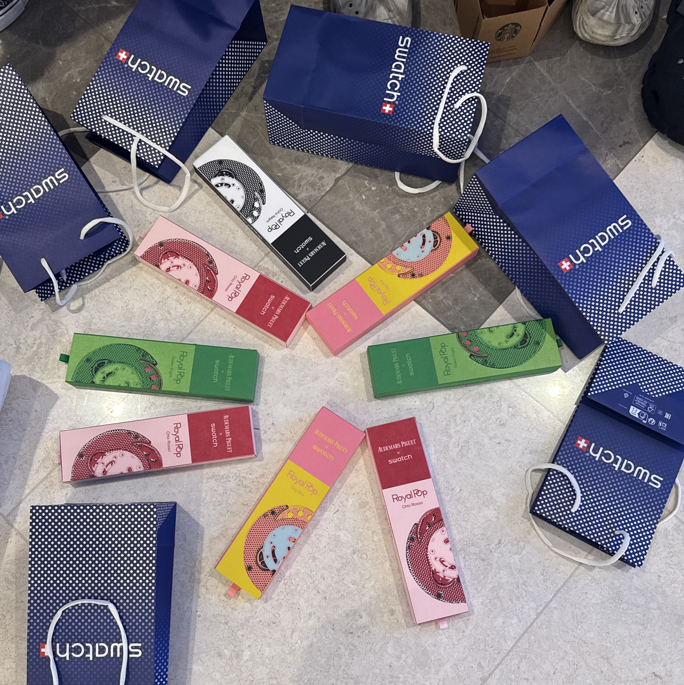 Swatch x Audemars Piguet Bioceramic Royal Pop Otg Roz, Swatch x Audemars Piguet Bioceramic Royal Pop Green Eight 착용 스타일 - 1