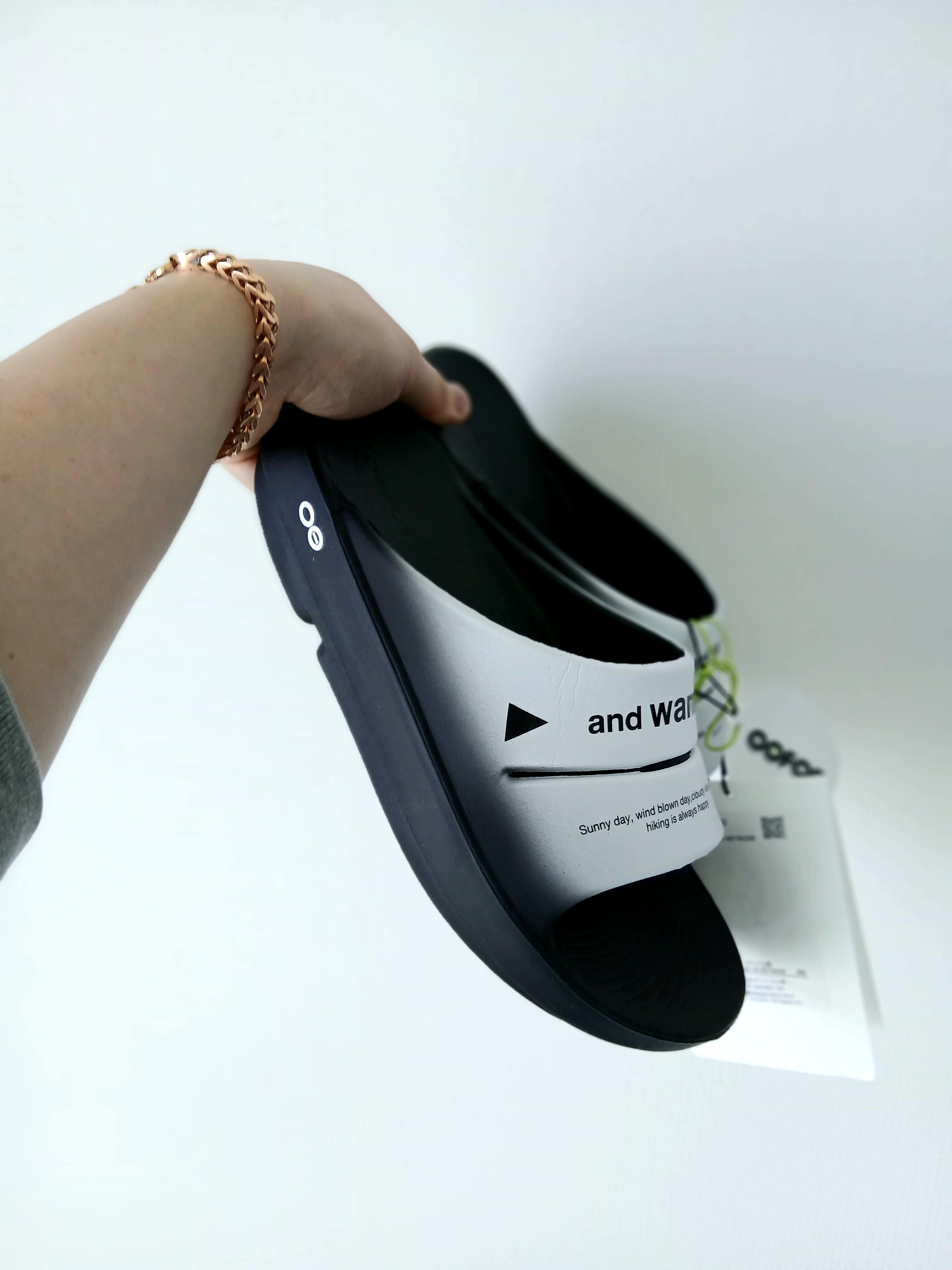 Oofos x And Wander Ooahh Slide 착용 스타일 - 5