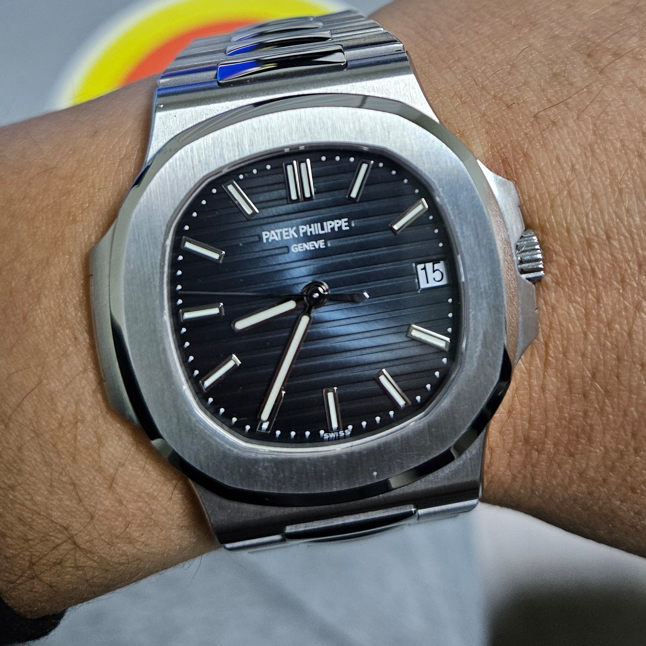 Patek Philippe Nautilus 40mm 5711/1A-010 Stainless Steel Blue Dial Steel 착용 스타일 - 2