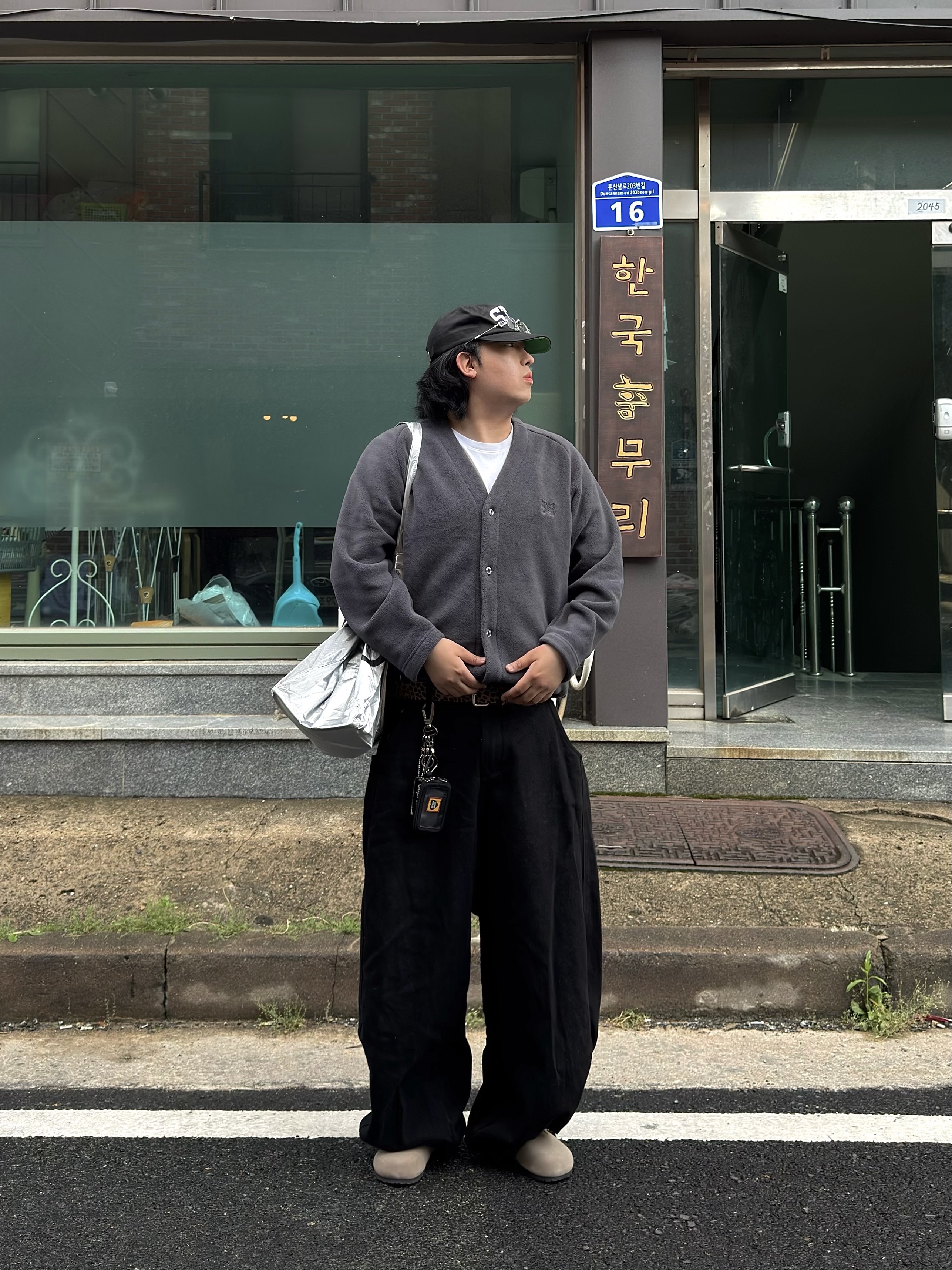 Uniqlo x Needles Fleece Oversized Cardigan Dark Gray - HK, Stussy Stu Arch Strapback Cap Black 착용 스타일 - 3