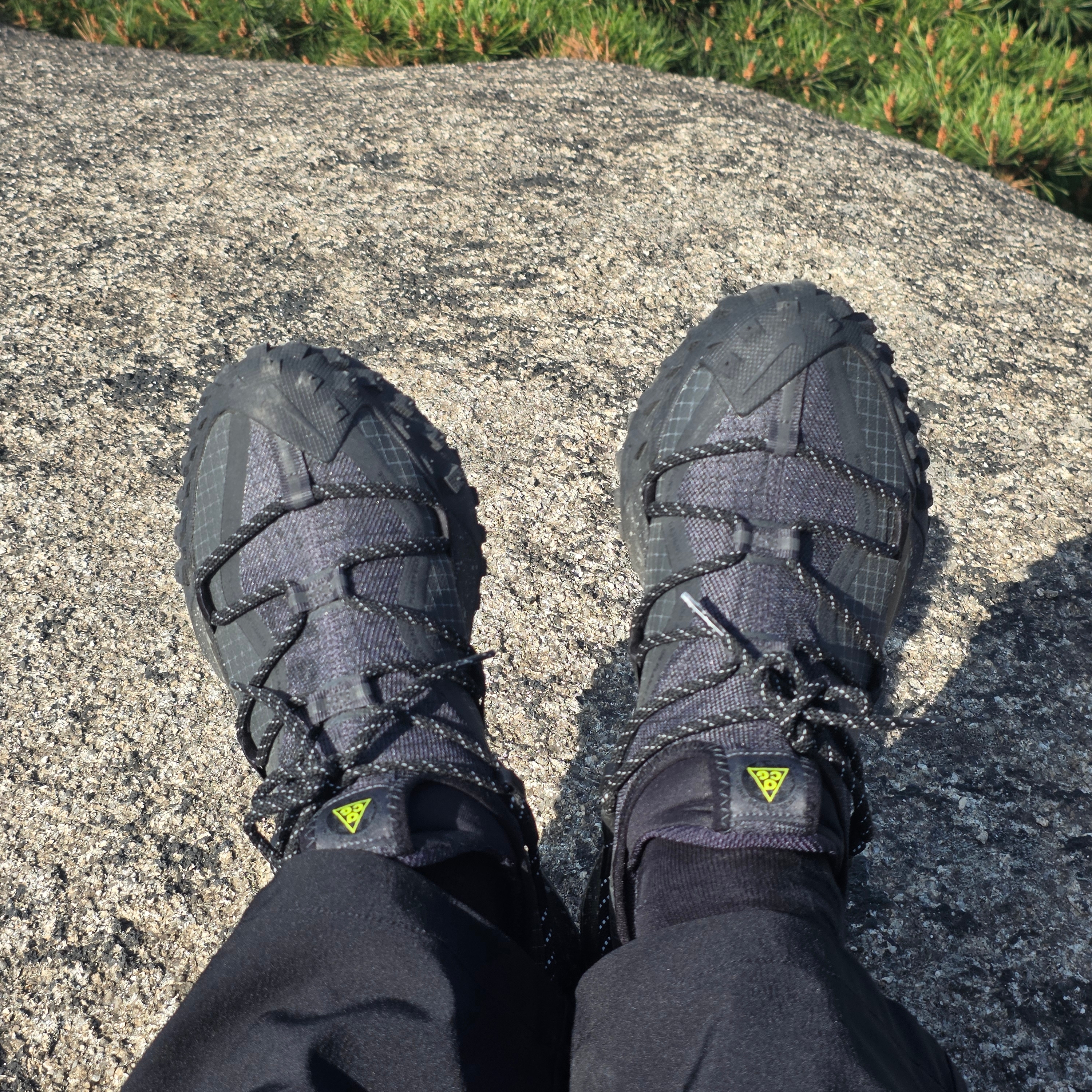 Nike ACG Mountain Fly Low Gore-Tex SE Dark Smoke Grey, Arc'teryx Beta Jacket Black 착용 스타일