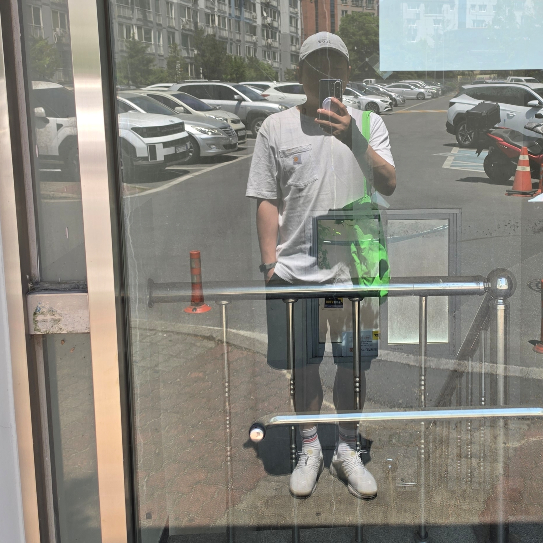 Carhartt Loose Fit Heavyweight Regular Short Sleeve Pocket T-Shirt White, Nike Dri-Fit 7 Inch Unlined Versatile Shorts Black - Asia 착용 스타일