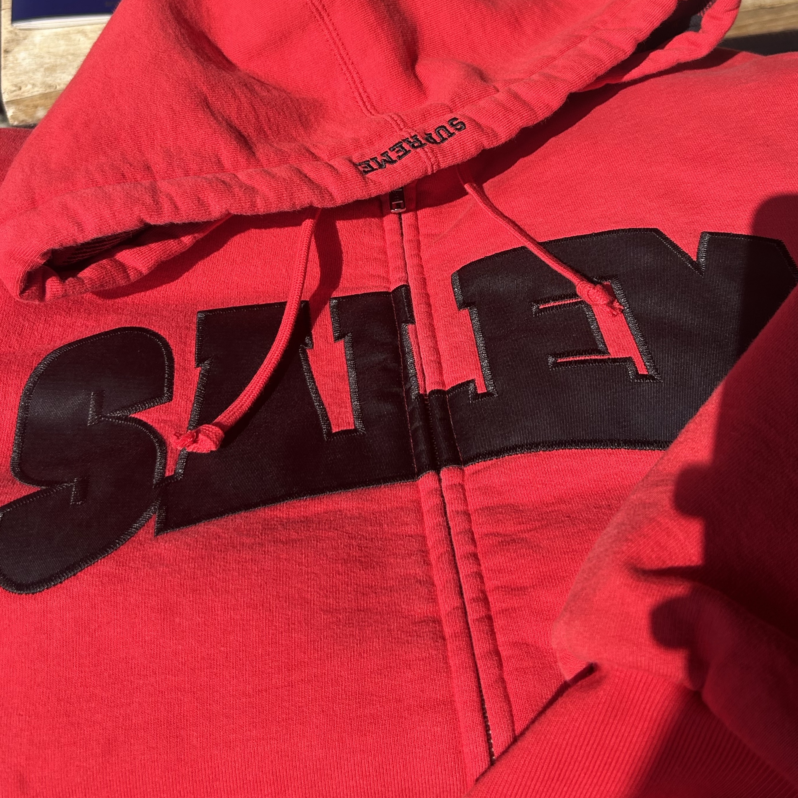 Supreme x Salem Zip Up Hooded Sweatshirt Red - 26SS 착용 스타일 - 3