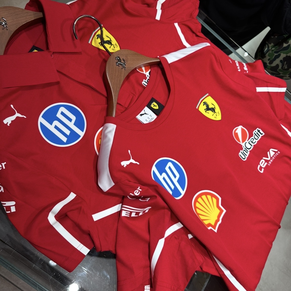 Scuderia Ferrari x Puma 2025 Team T-Shirt Dark Cherry, Scuderia Ferrari x Puma 2025 Drivers Oversized T-Shirt Puma White 착용 스타일 - 1