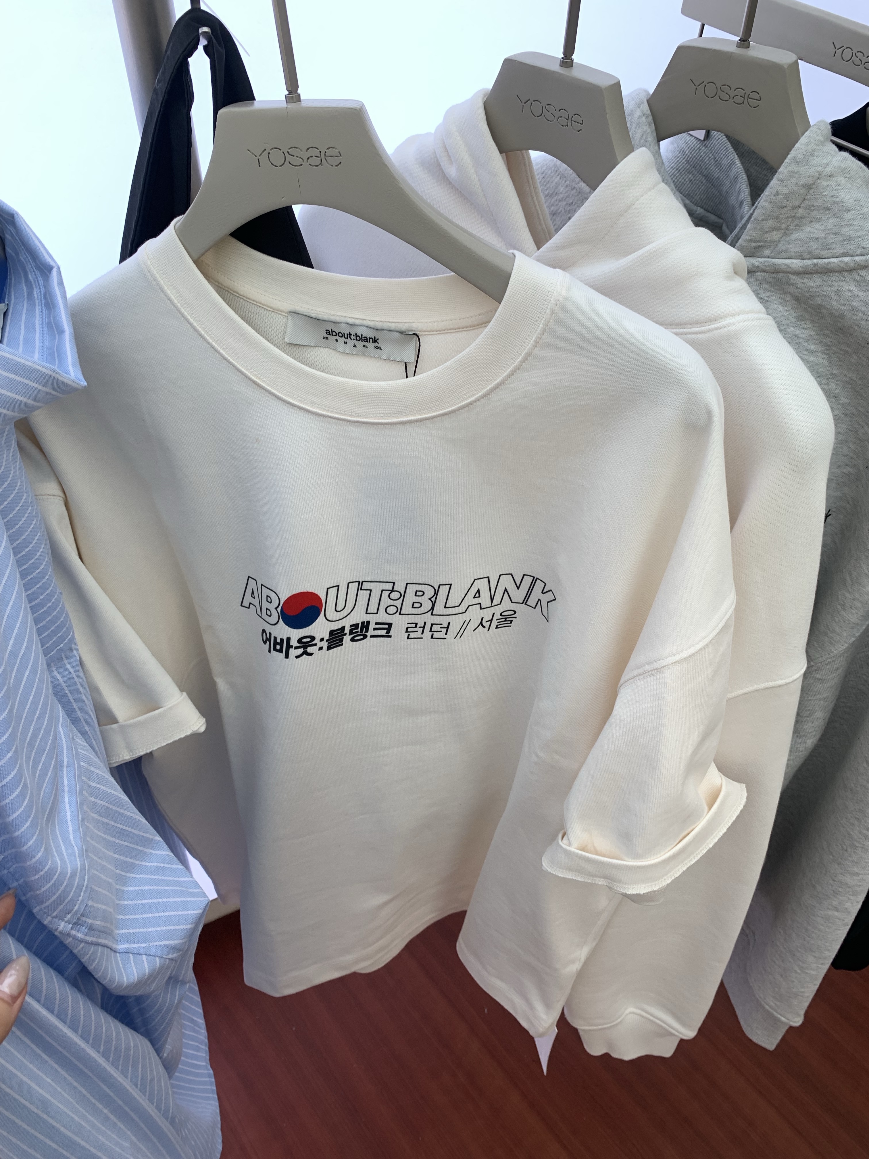 [KREAM 단독] About:Blank Wide Leg Denim Light Blue Wash - 26SS, [KREAM 단독] About:Blank Oxford Script Shirt Blue White - 26FW 착용 스타일 - 8
