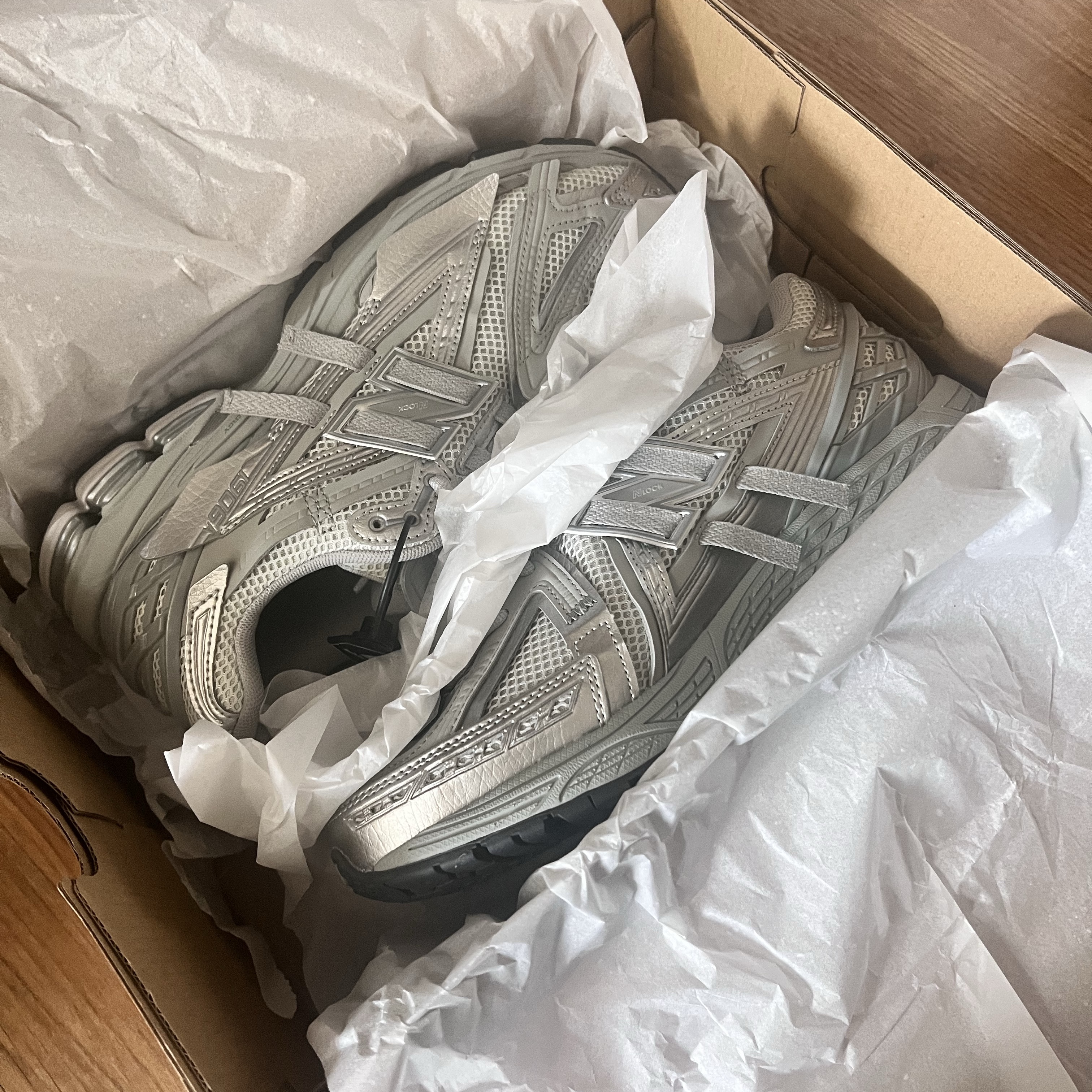 New Balance 1906A Concrete Silver Metallic 착용 스타일
