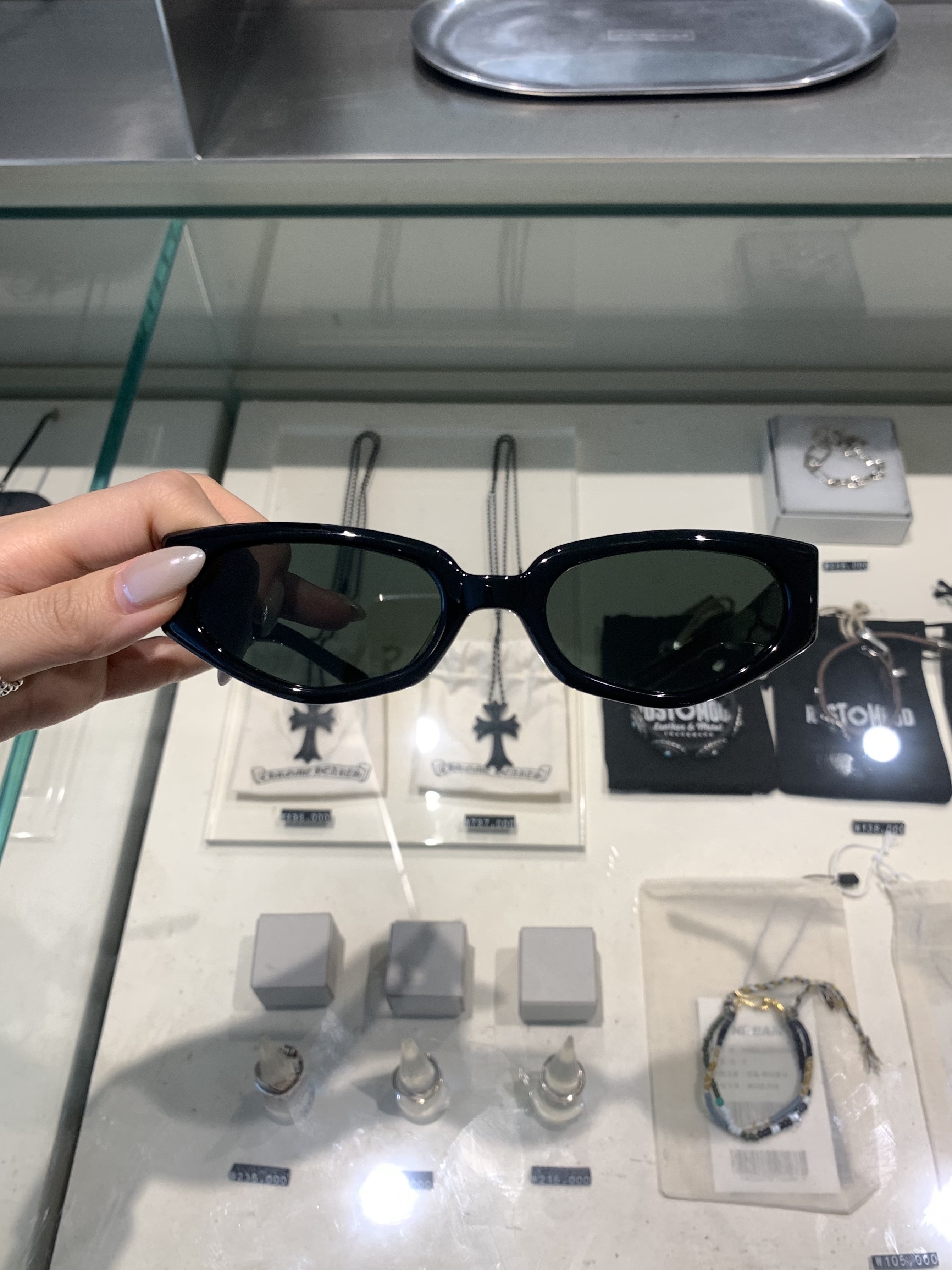 Gentle Monster x Maison Margiela MM205 Black Gray 착용 스타일 - 2