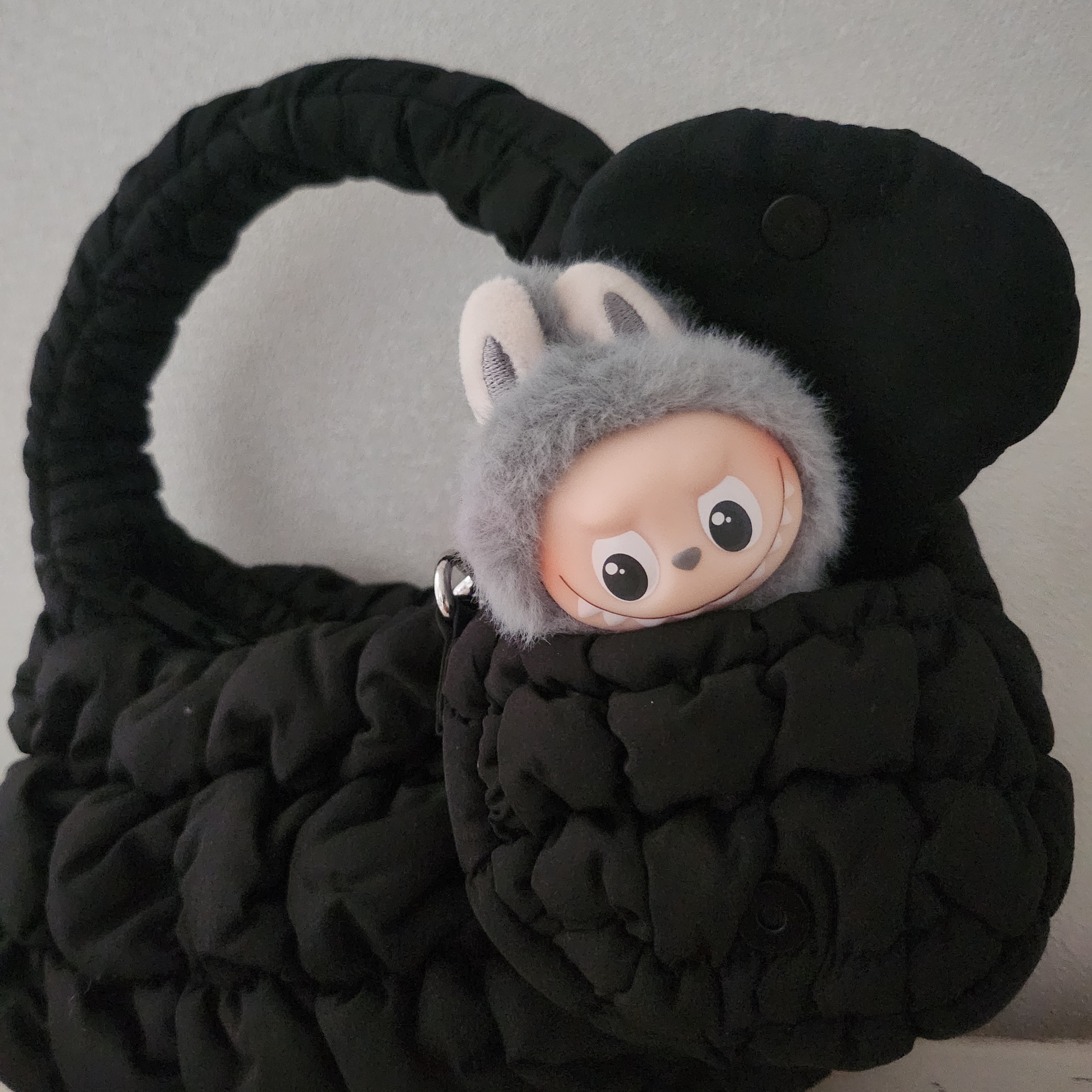 COS Quilted Micro Bag Black, COS Quilted Nano Bag Black 착용 스타일 - 2