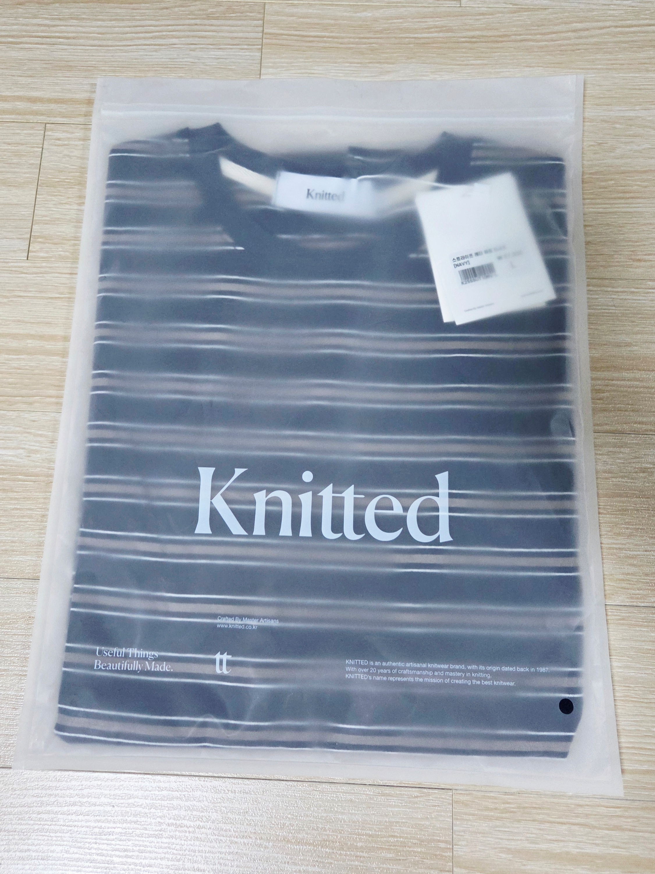 Knitted Stripe Leathrer Heart T-Shirt Navy, Alex Zono I Dig Running Trucker Hat OG Brown - CapeTown 착용 스타일 - 2