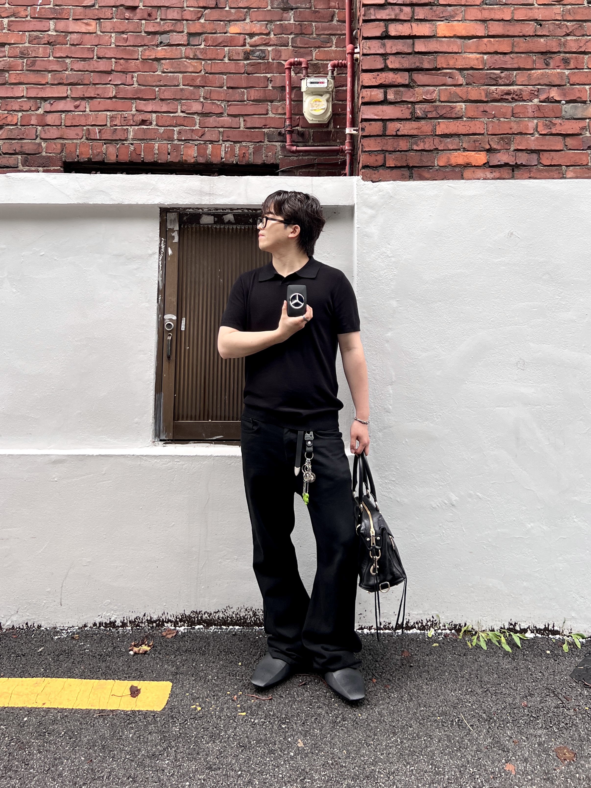 Balenciaga Rubber Space Shoe Matte Black 착용 스타일 - 3