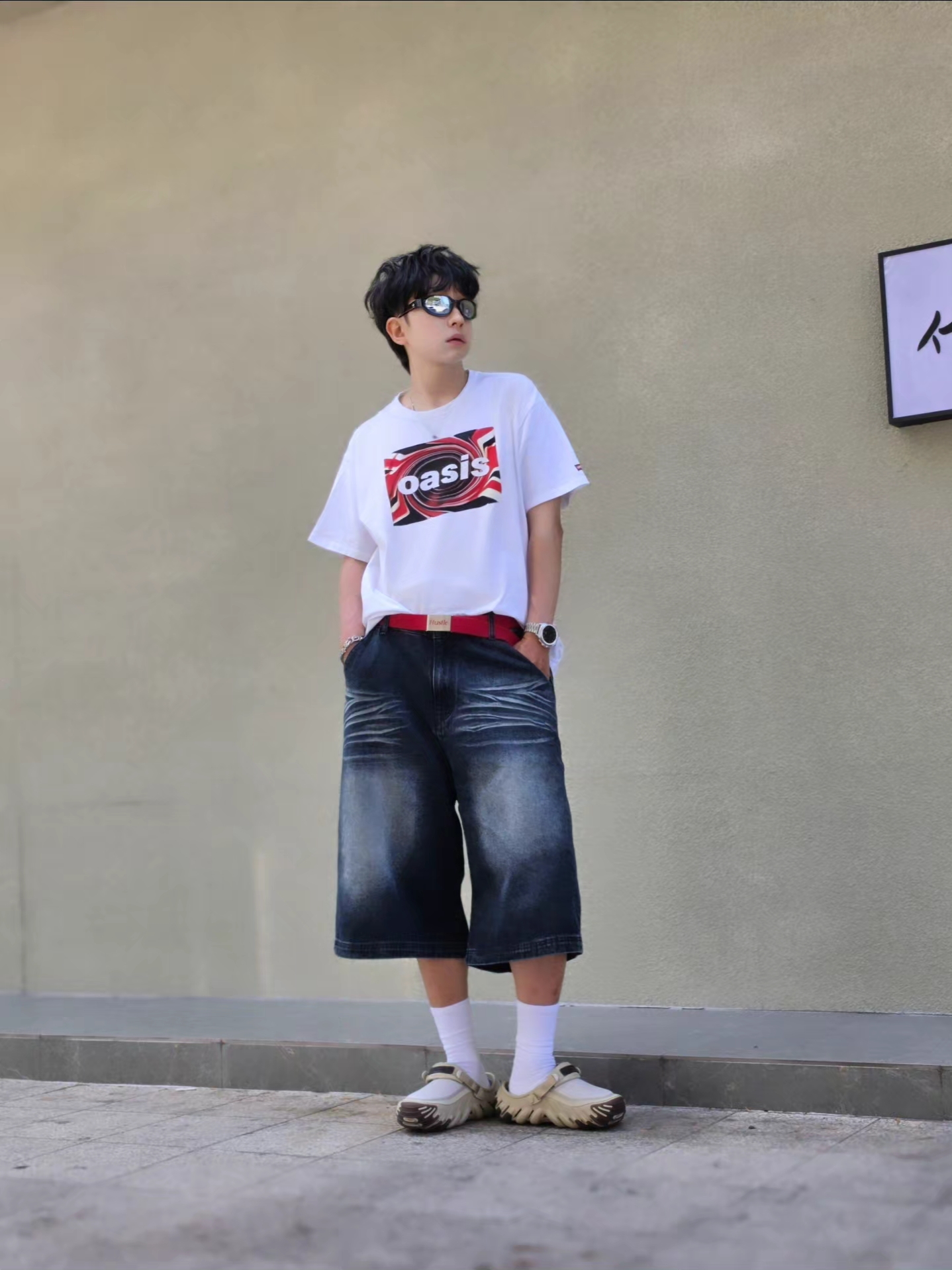 Levi's x Oasis Union Jack T-Shirt White, Crocs Echo RO Ripstop Clog Bark 착용 스타일 - 1