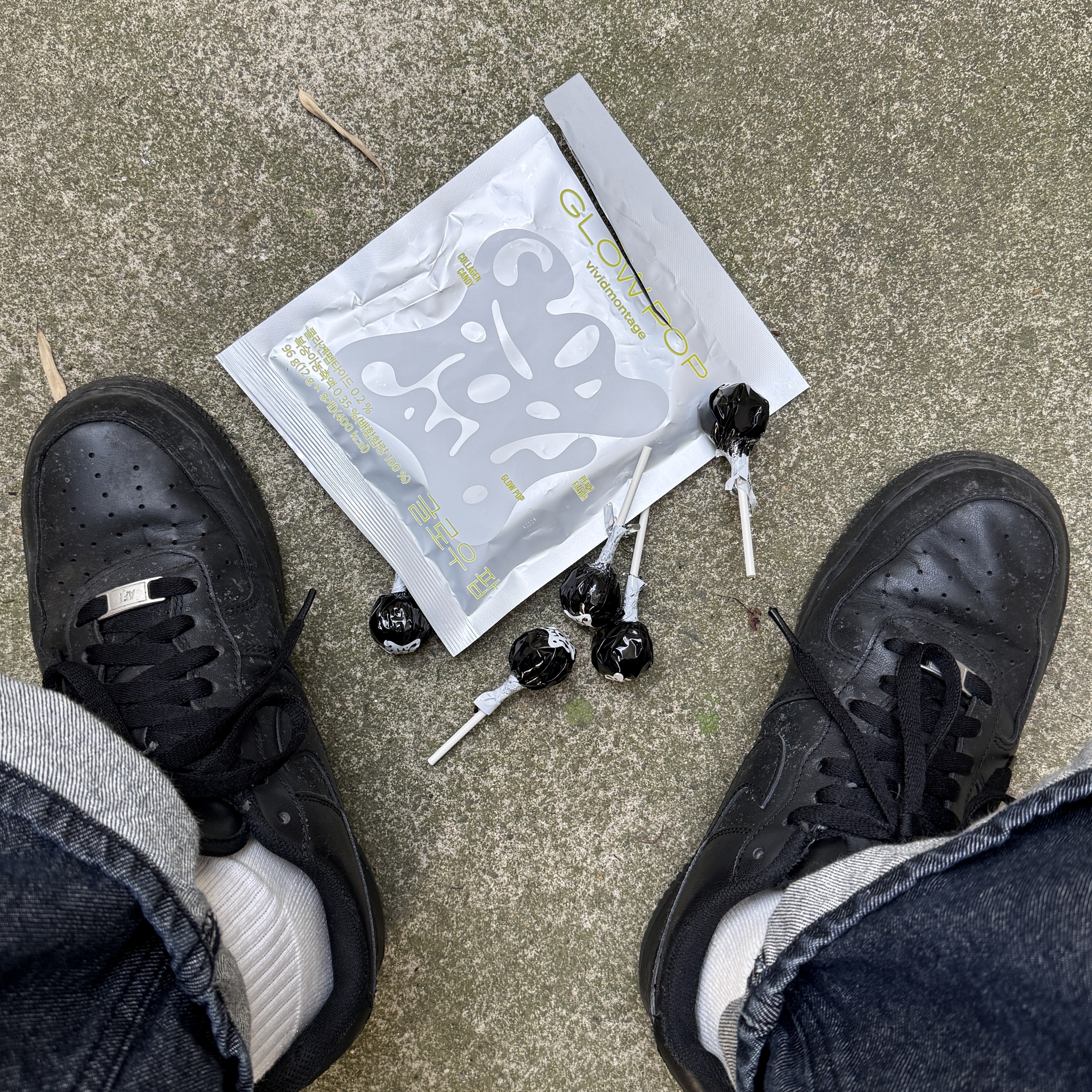 VIVIDMONTAGE Glow Pop, Nike Air Force 1 '07 Low Triple Black 착용 스타일 - 5